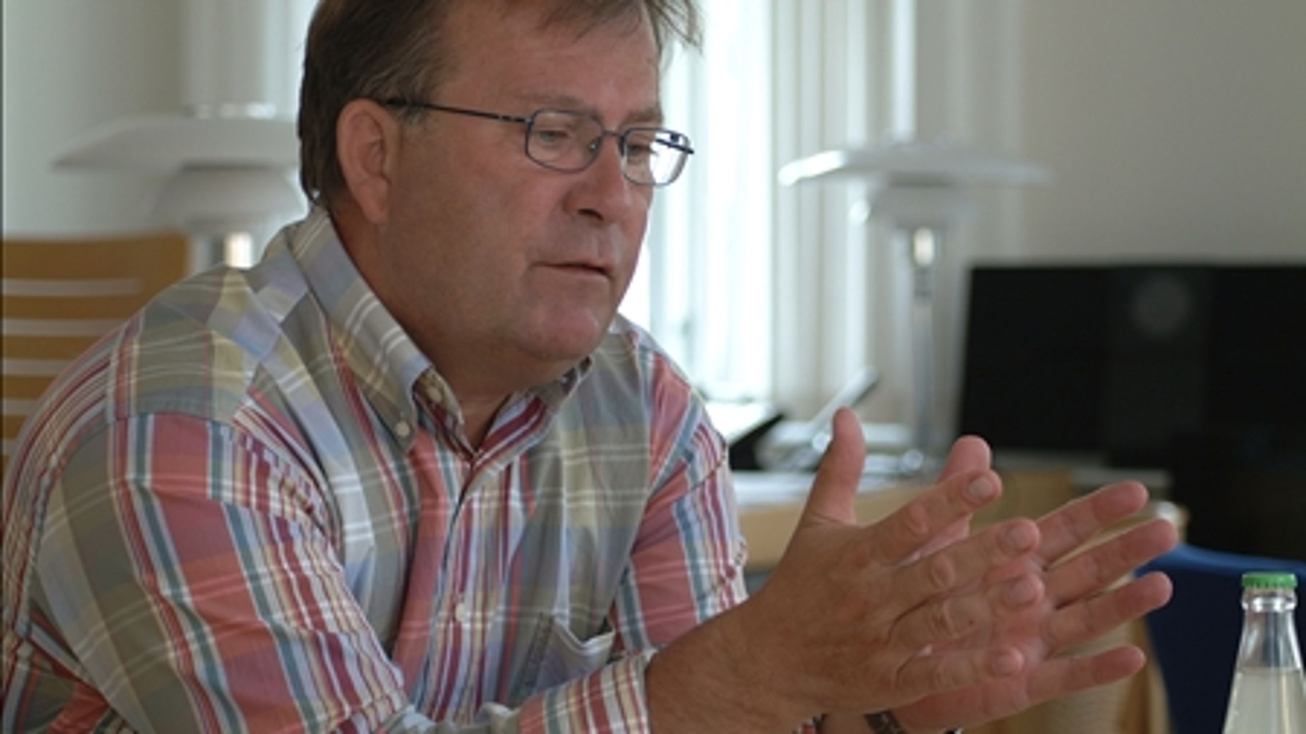 Fejlfortolkning af 300-timers-reglen skyldes fejl fra embedsværket, slår beskæftigelsesminister Claus Hjort Frederiksen (V) fast. 