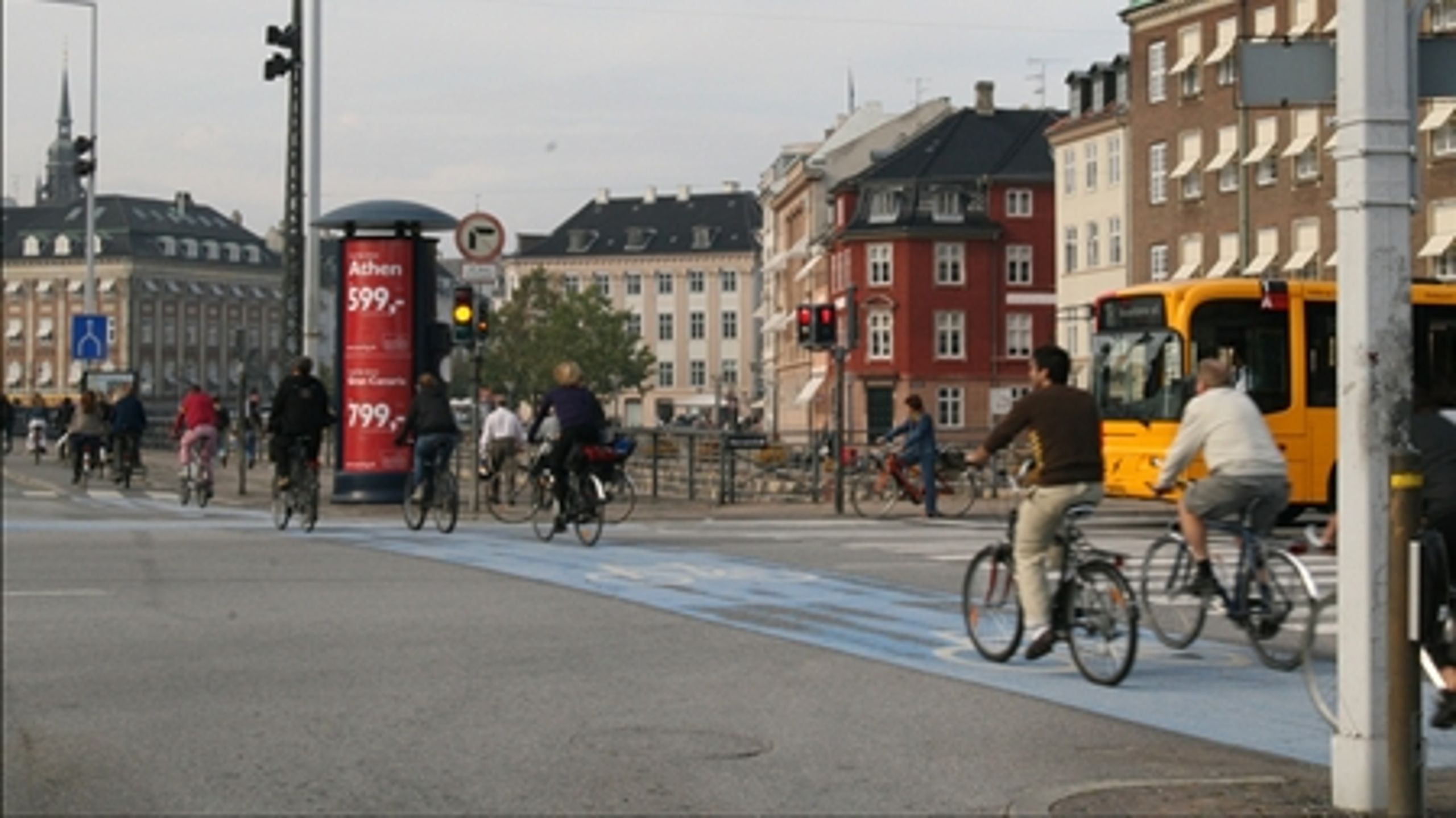 Det kan være hektisk i trafikken, men flere solgte cykelhjelme har været med til at sænke andelen af hovedskader ved cykelulykker.