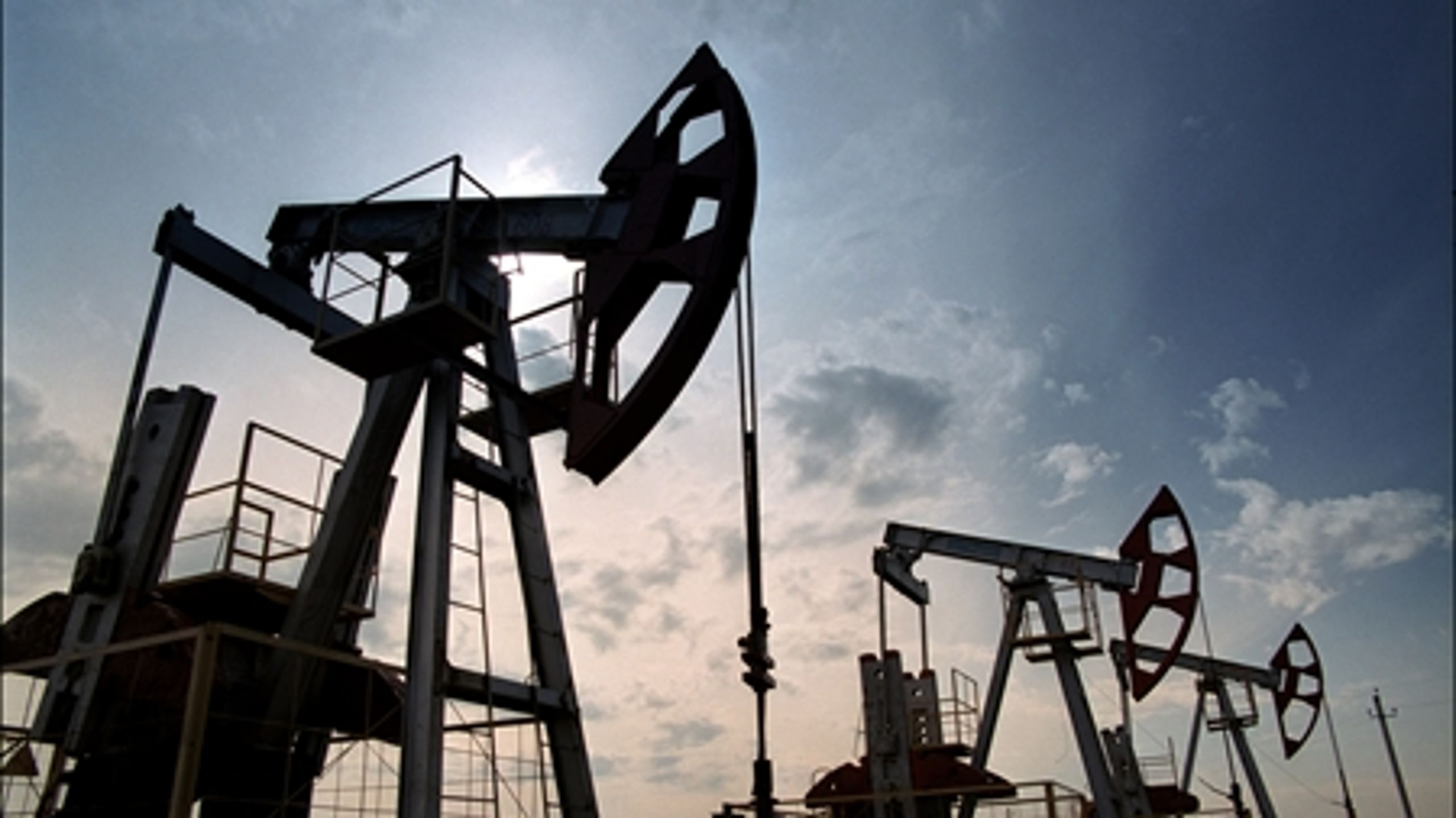 Nye beregninger fra bl.a. DTU viser, at stigende oliepriser kan medføre faldende trafikvækst. Om det skal betyde justeringer af rapportens anbefalinger, er der ikke enighed om hos brancheforeningerne.