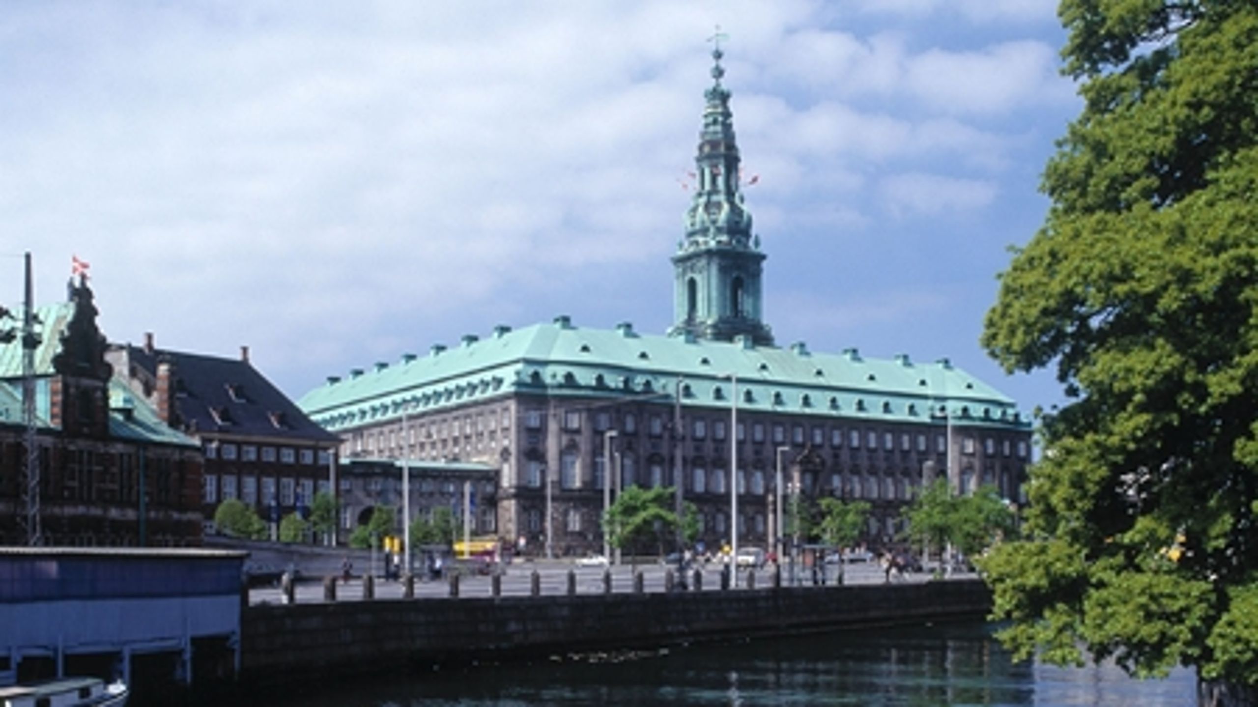 Politikerne på Christiansborg behøver ikke frygte, at deres sidespring kommer i tabloidaviserne. Med mindre de bliver relevante for det politiske liv.