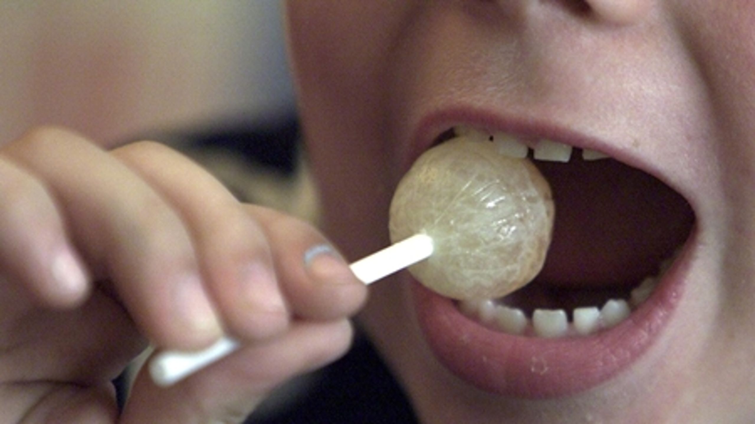 Et stort flertal af danskerne ønsker reklamer for usunde fødevarer rettet mod børn og unge forbudt, viser ny analyse.