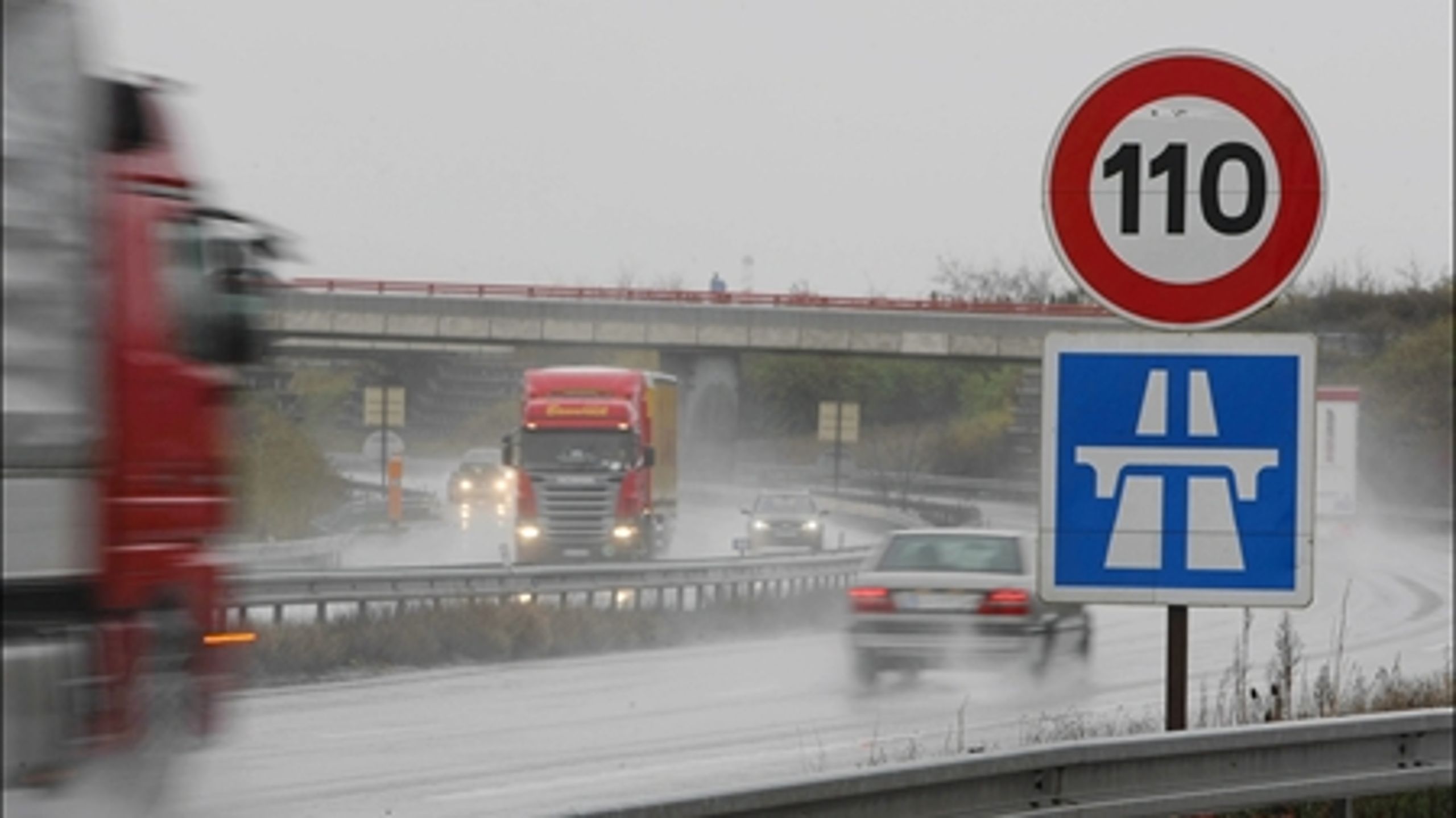 En angiveligt tilbageholdt rapport viser, at antallet af dræbte og tilskadekomne stiger, når fartgrænserne øges. Omstændighederne omkring rapporten skal på torsdag diskuteres i et åbent samråd.