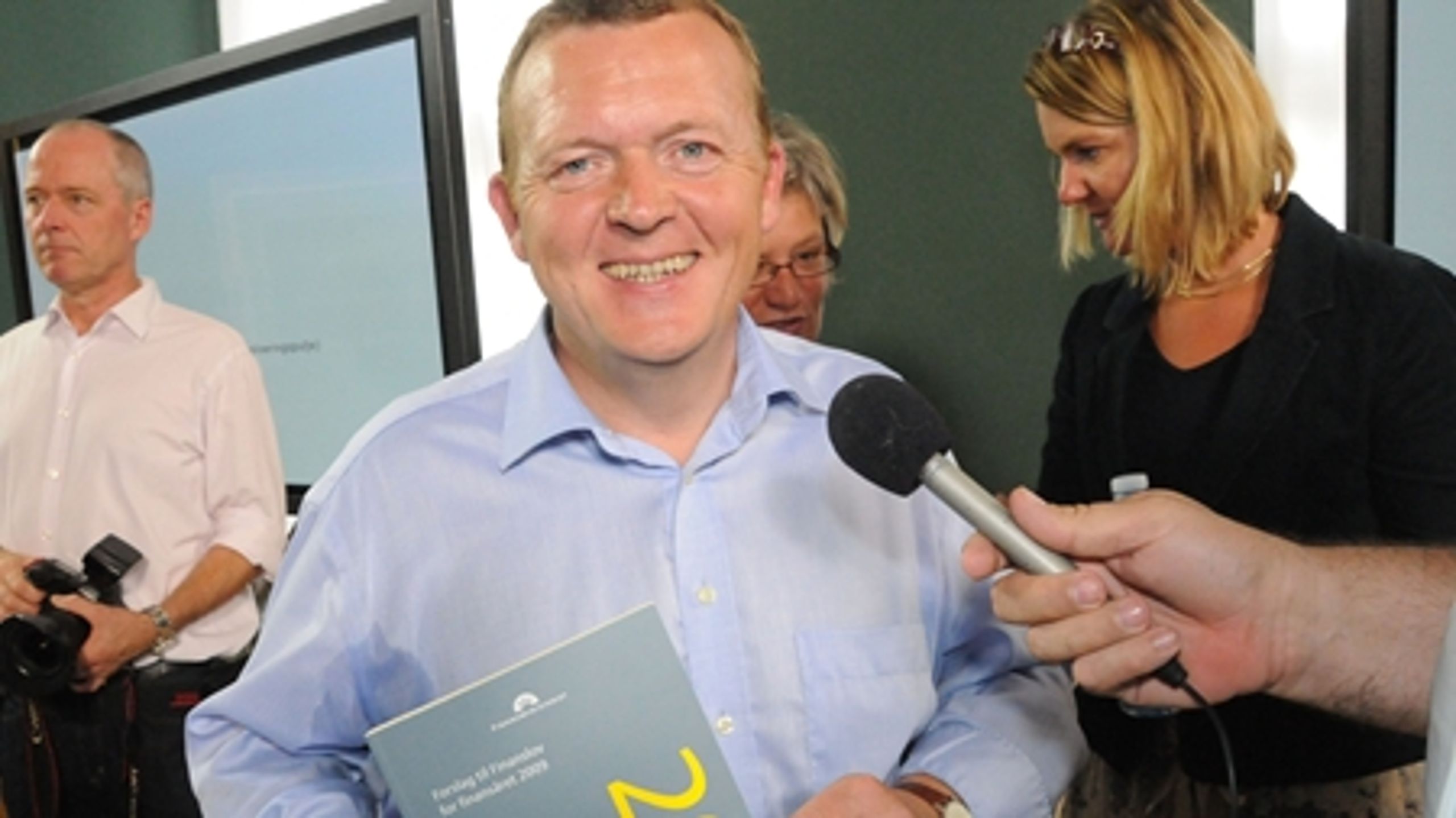 Selv om finansminister Lars Løkke Rasmussen (V) er stolt af sit forslag til ny finanslov, vender danskerne tommelfingeren nedad over for genindførelsen af SP-bidraget.