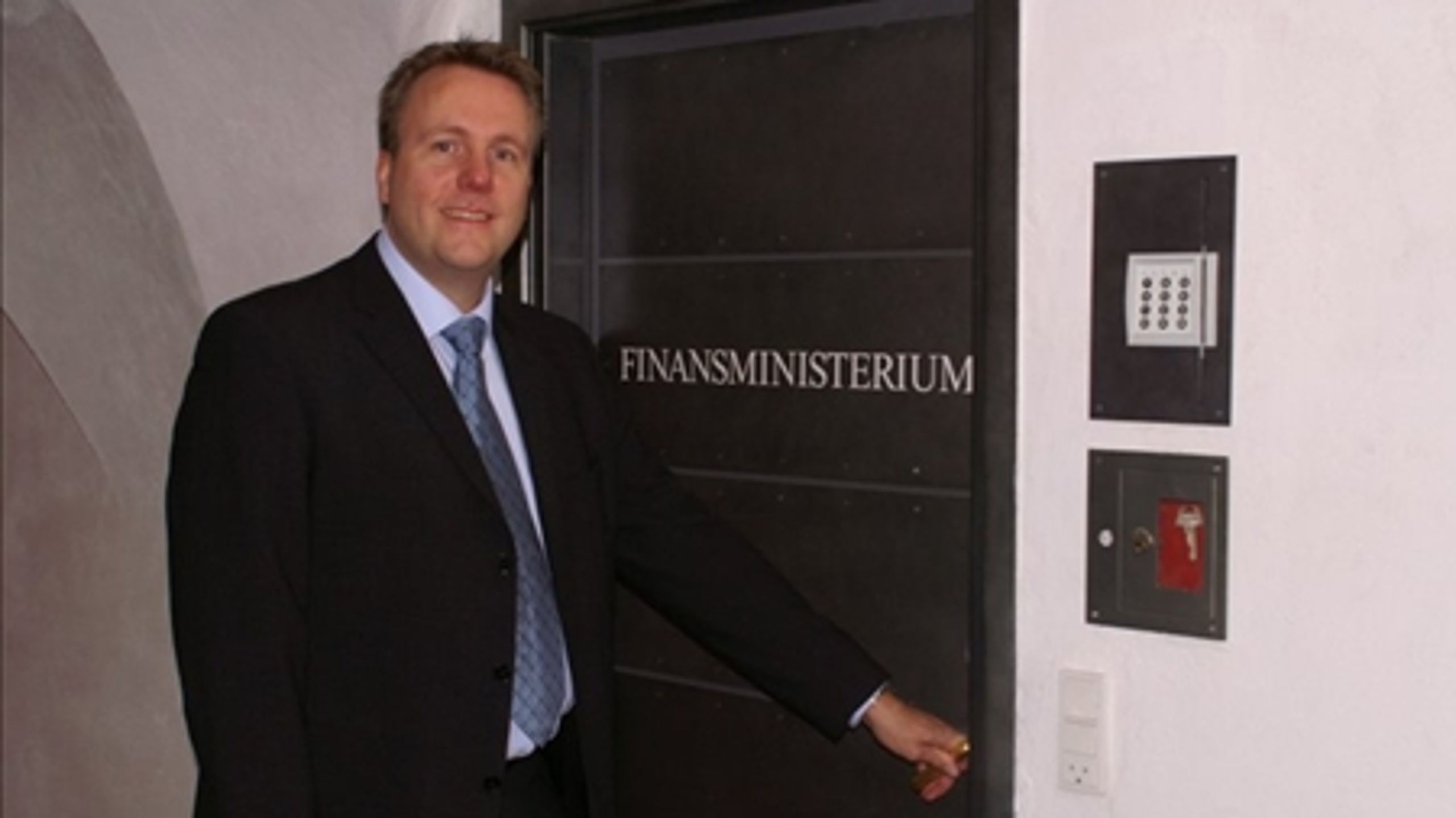 Når Morten Bødskov sidst på efteråret går gennem døren til Finansministeriet for at forhandle finanslov, vil han blandt andet foreslå en afskaffelse af starthjælpen og kontanthjælpsloftet.