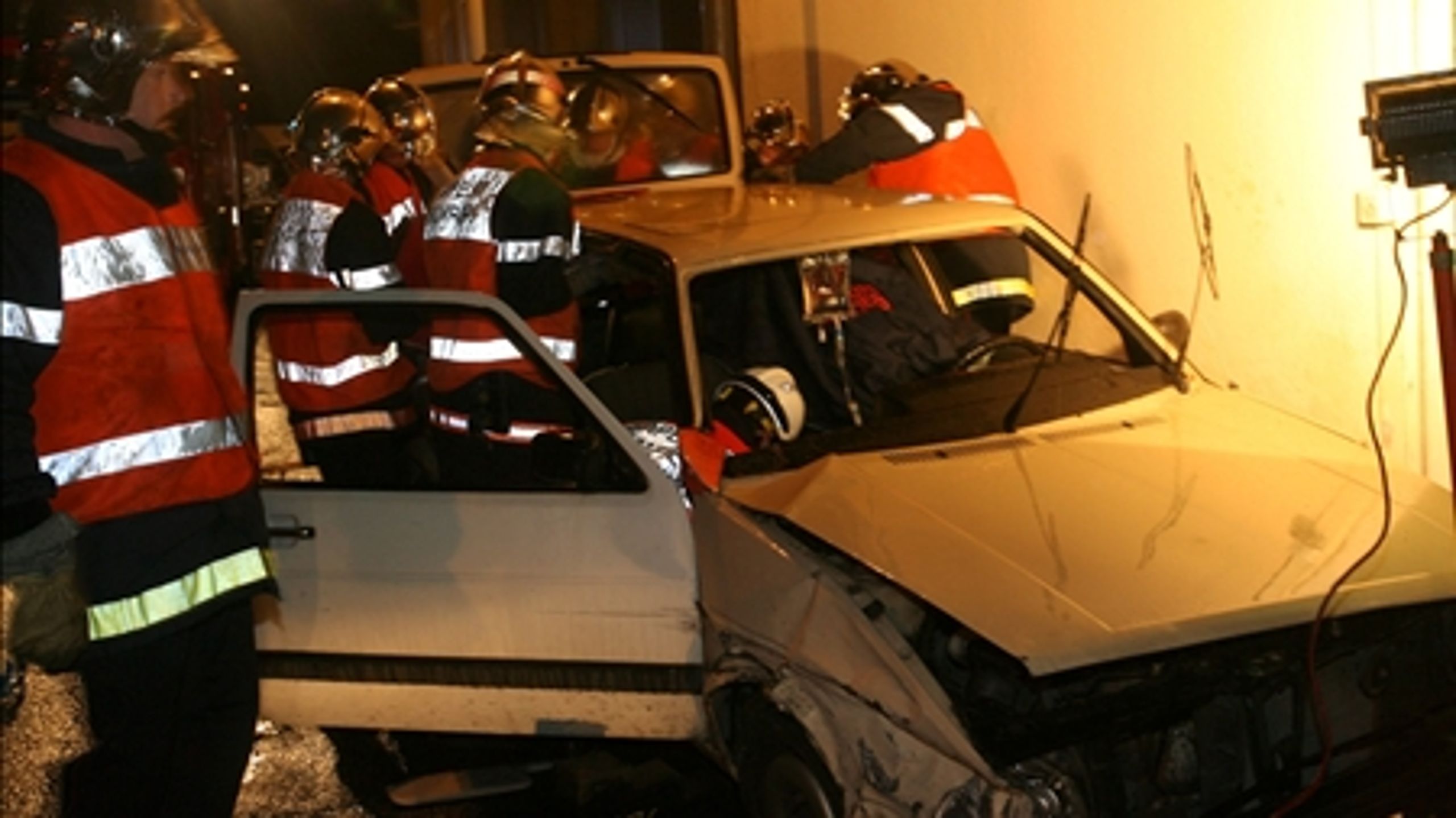 Hvis børn og unge sætter ild til biler eller laver anden ballade, skal forældrene trækkes i børnechecken, mener de fleste danskere.