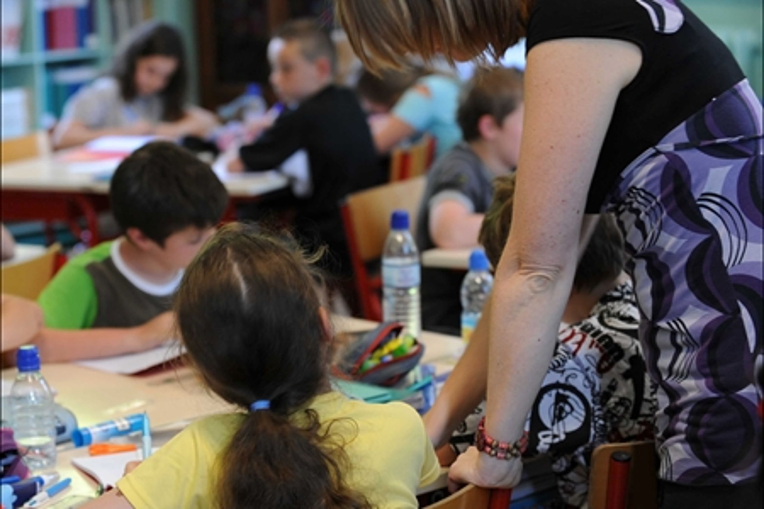 En folkeskolelærer skal uddannes på professionshøjskolerne og ikke på universitetet, mener et politisk flertal.