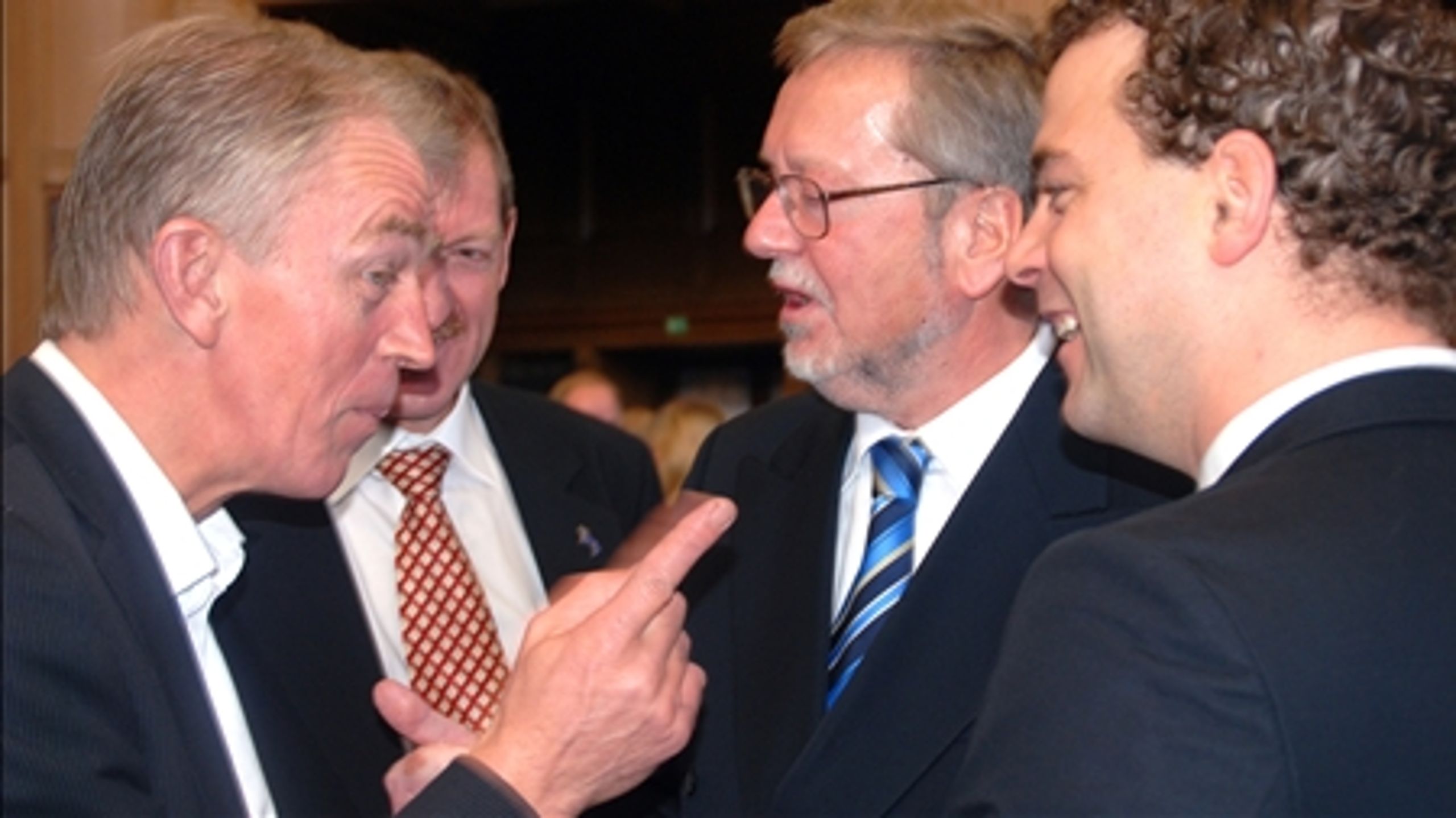 Første skoledag-stemning: SF's formand Villy Søvndal gasser med Morten Østergaard (R), der onsdag modtager Altinget.dks pris for god kommunikation. Søvndal fik prisen i 2006.