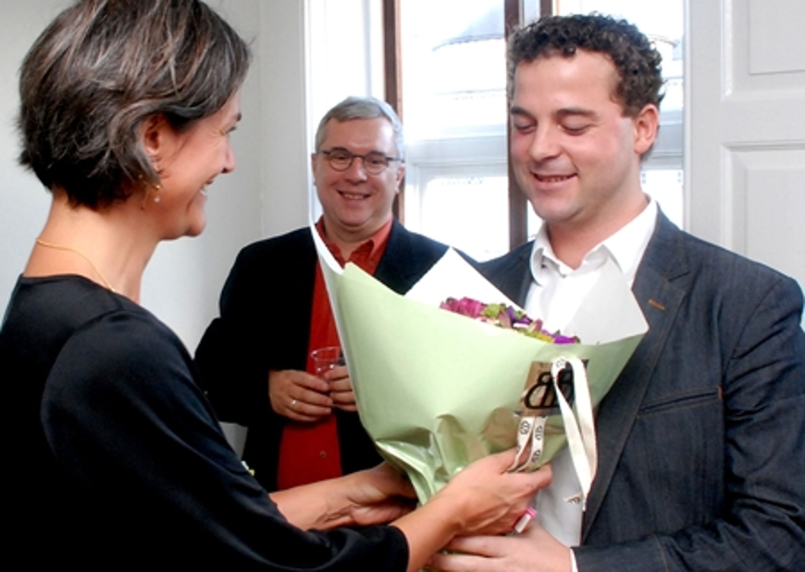 Den radikale leder Margrethe Vestager var på pletten med blomster til prismodtageren. - Vi er stolte over dig, sagde hun. I midten Altinget.dks udgiver Rasmus Nielsen, der motiverede Ting-Prisen 2008.