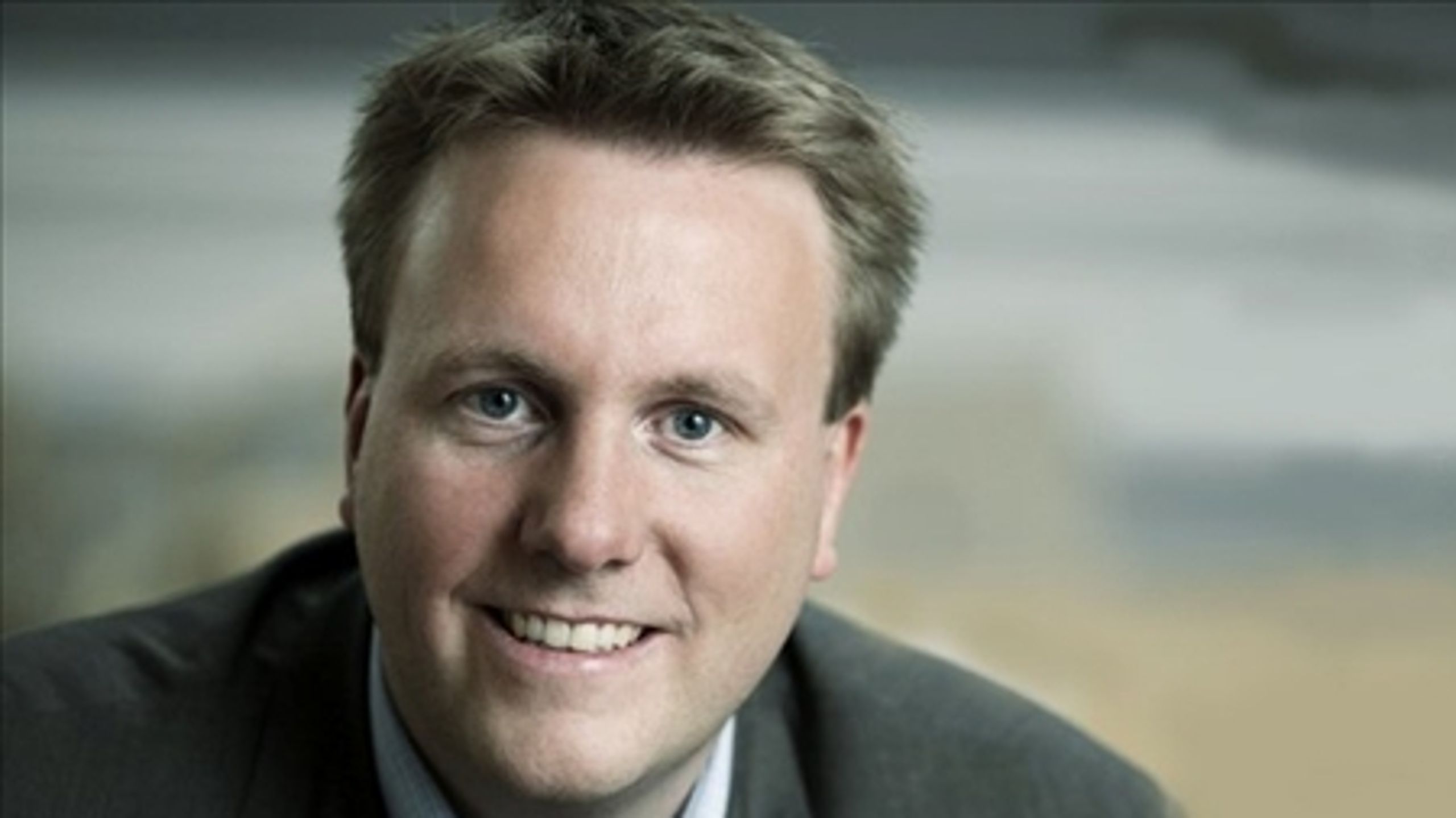 Socialdemokraternes finansordfører, Morten Bødskov, får på puklen af partifællen Anne Vang, fordi S-ledelsen ikke vil arbejde for at afskaffe satspuljen.