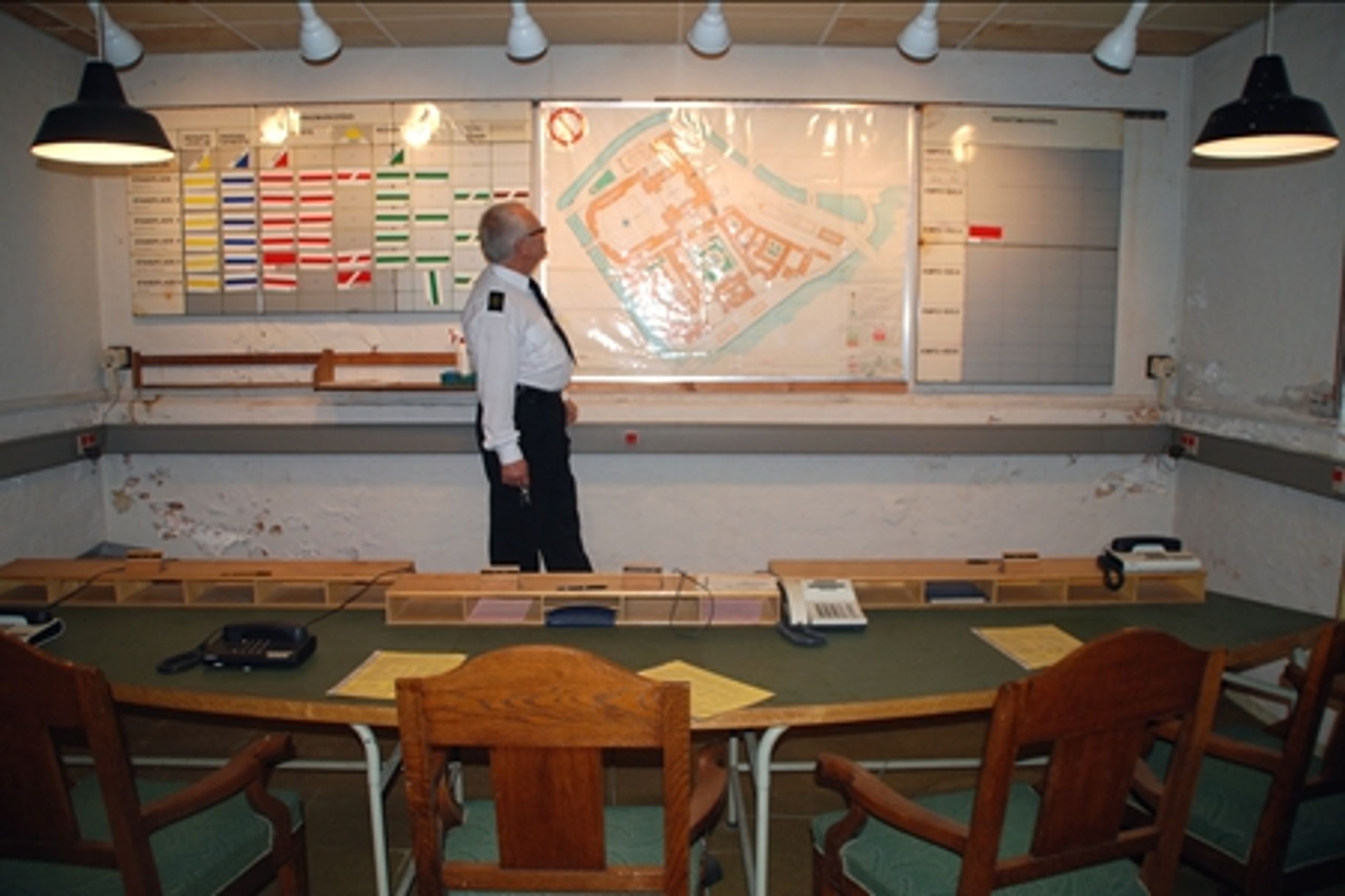 Folketingets beredskabsinspektør Elton Seierø dybt nede i kælderens kælder under Christiansborg, hvor den hidtil hemmeligholdte gamle, nu udtjente kommandobunker stadig ligger. Herfra skulle ledende politikere regere landet i tilfælde af krig eller terror.