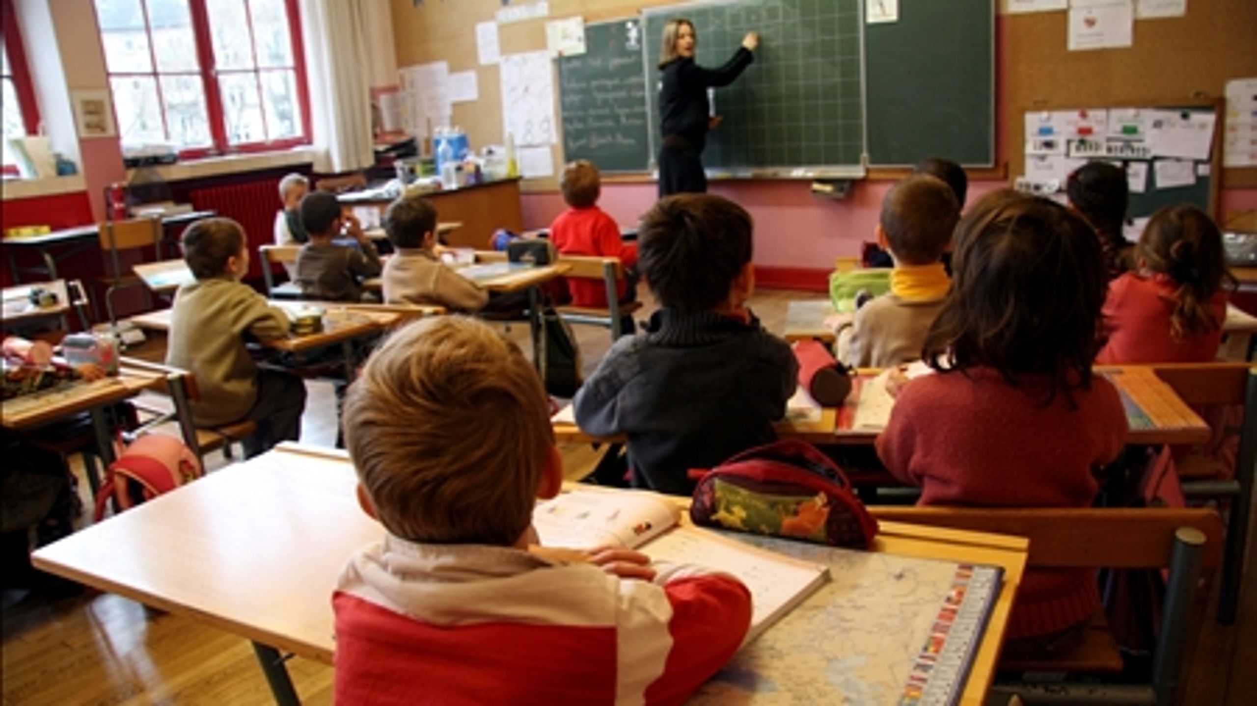 En lærer og en undervisningsassistent kan være med til at skabe mere ro i klassen, mener blandt andre Socialdemokraterne.