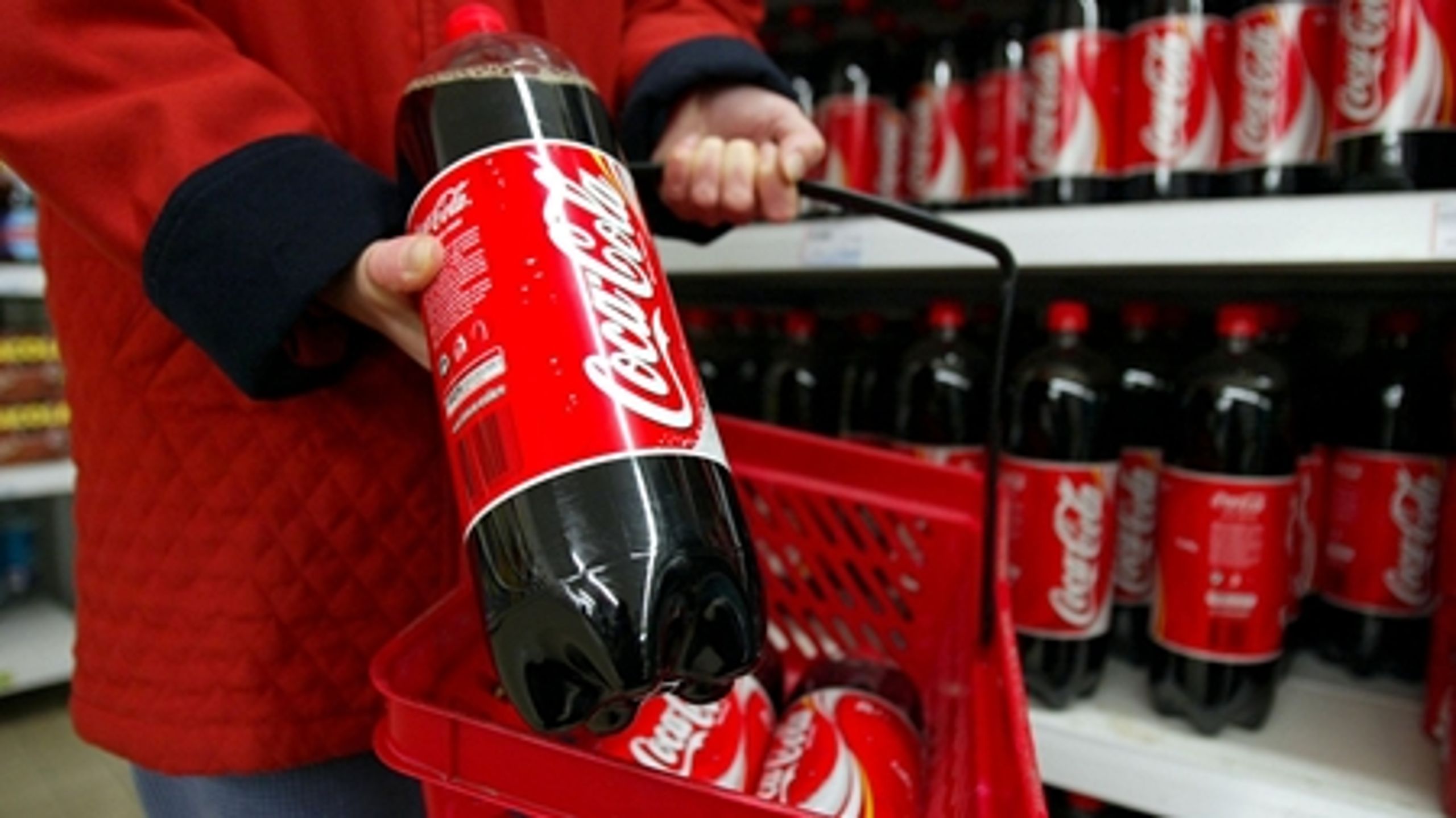 Flaskestørrelserne bliver større og større. SF vil lægge ekstra afgift på de store flasker for at få forbrugerne til kun at købe de små.