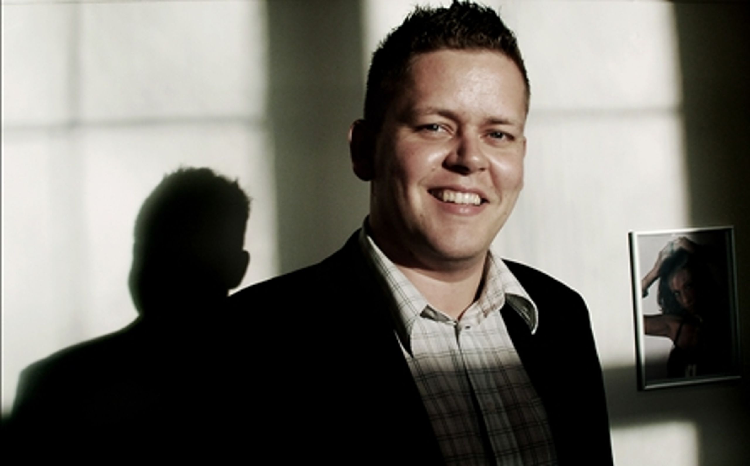 31-årige Dennis Flydtkjær (DF) er stedfortræder for den sygemeldte Christian H. Hansen, der bl.a. er socialordfører.