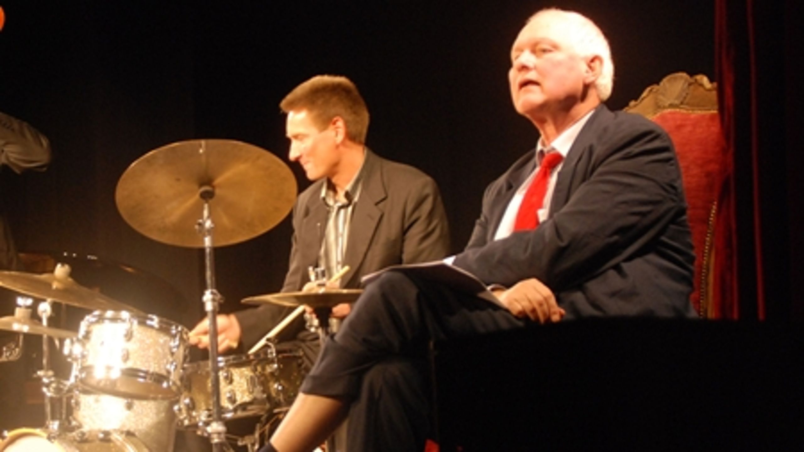 Svend Auken underholdt i Hofteatret om et langt politisk liv - nu anfægtes hans udsagn alvorligt af en gammel politisk modstander, Uffe Ellemann-Jensen.