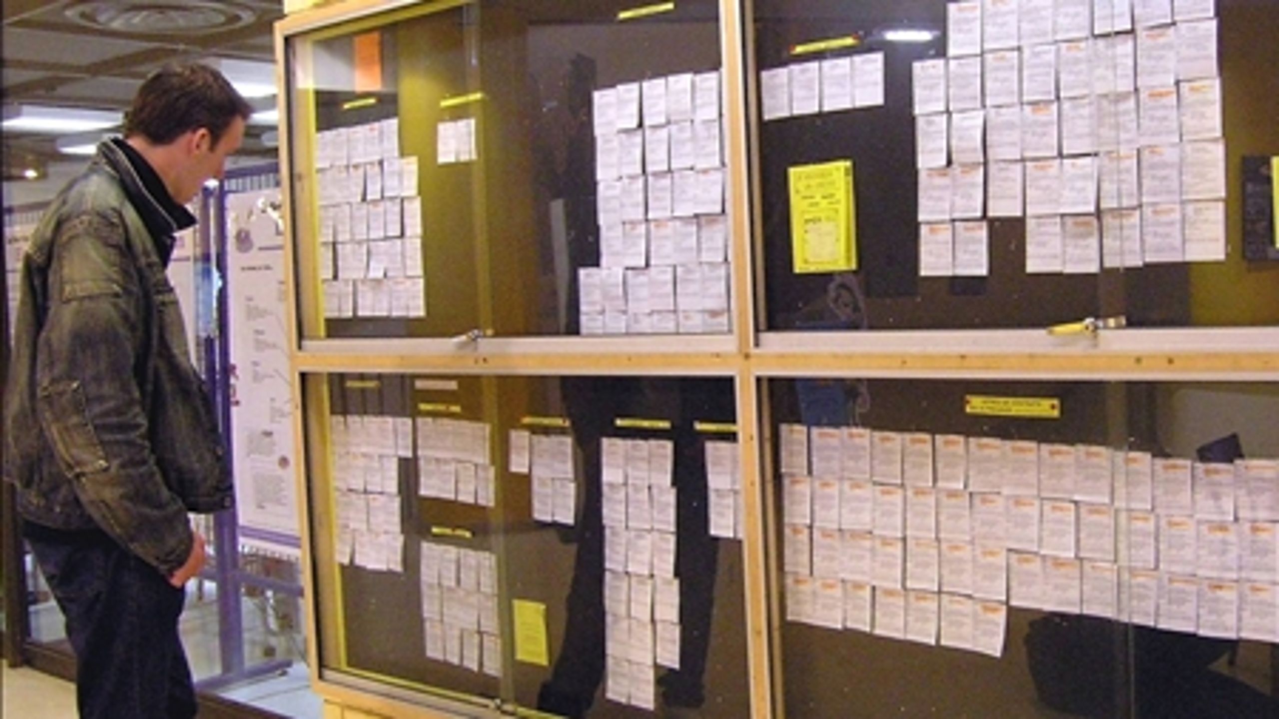 Claus Hjort Frederiksen (V) dropper nu kravet om fire ansøgninger om ugen.