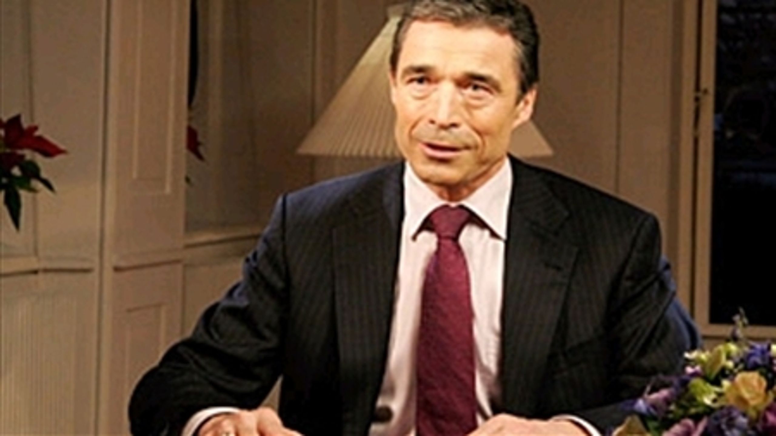 Det bliver en svær balancegang for statsministeren, når han 1. januar skal holde sin nytårstale, vurderer hans to tidligere spindoktorer, Michael Kristiansen og Henrik Qvortrup. Hér et snapshot fra mere optimistiske dage for et år siden.