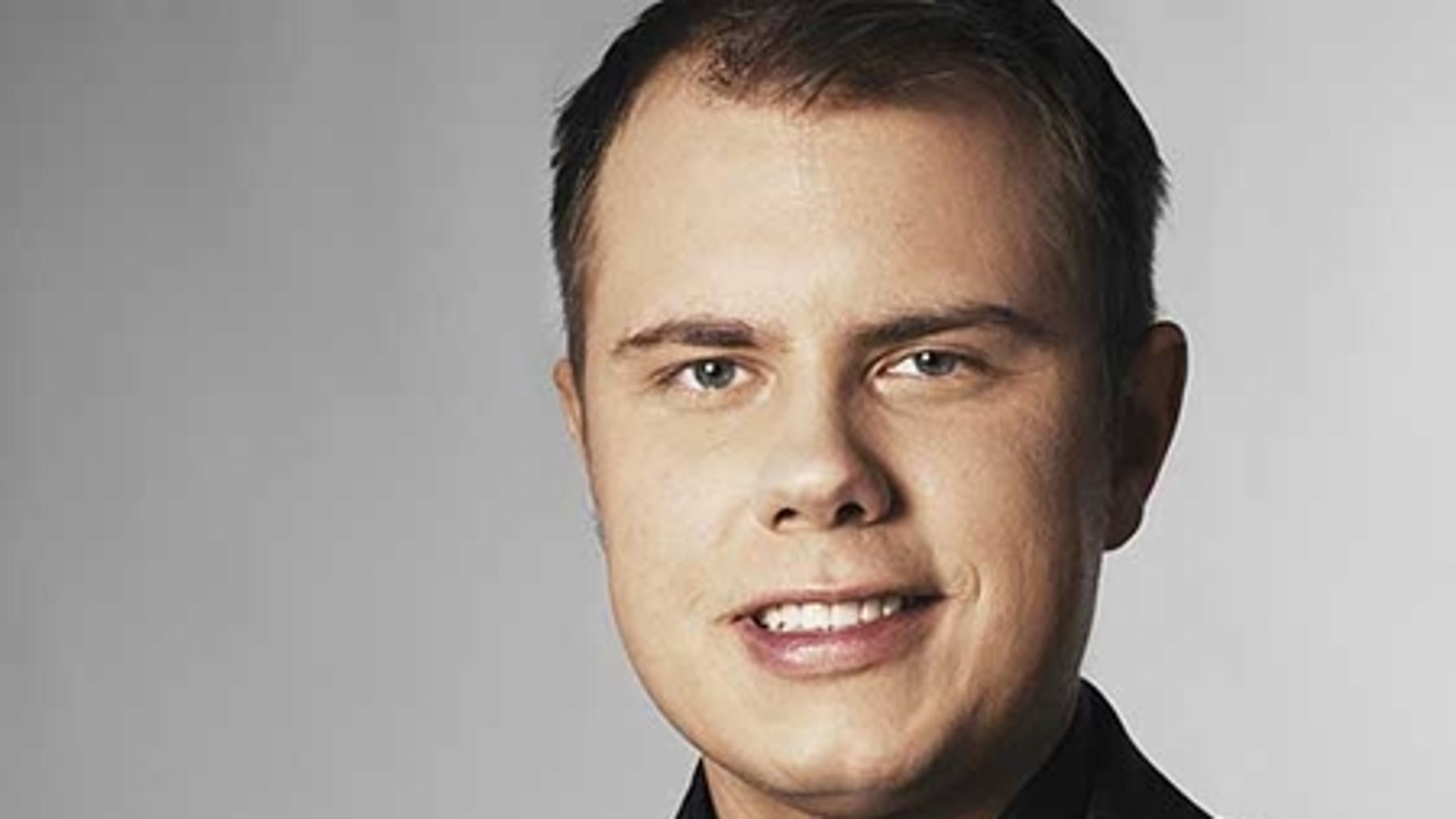 Dansk Folkepartis uddannelsesordfører, Martin Henriksen, har kaldt undervisningsministeren og integrationsministeren i samråd. Årsagen er, at Henriksen ikke mener, at regeringen og Folketingets øvrige partier ikke er aktive nok, når det kommer til bekæmpelsen af antisemitisme i folkeskolen.