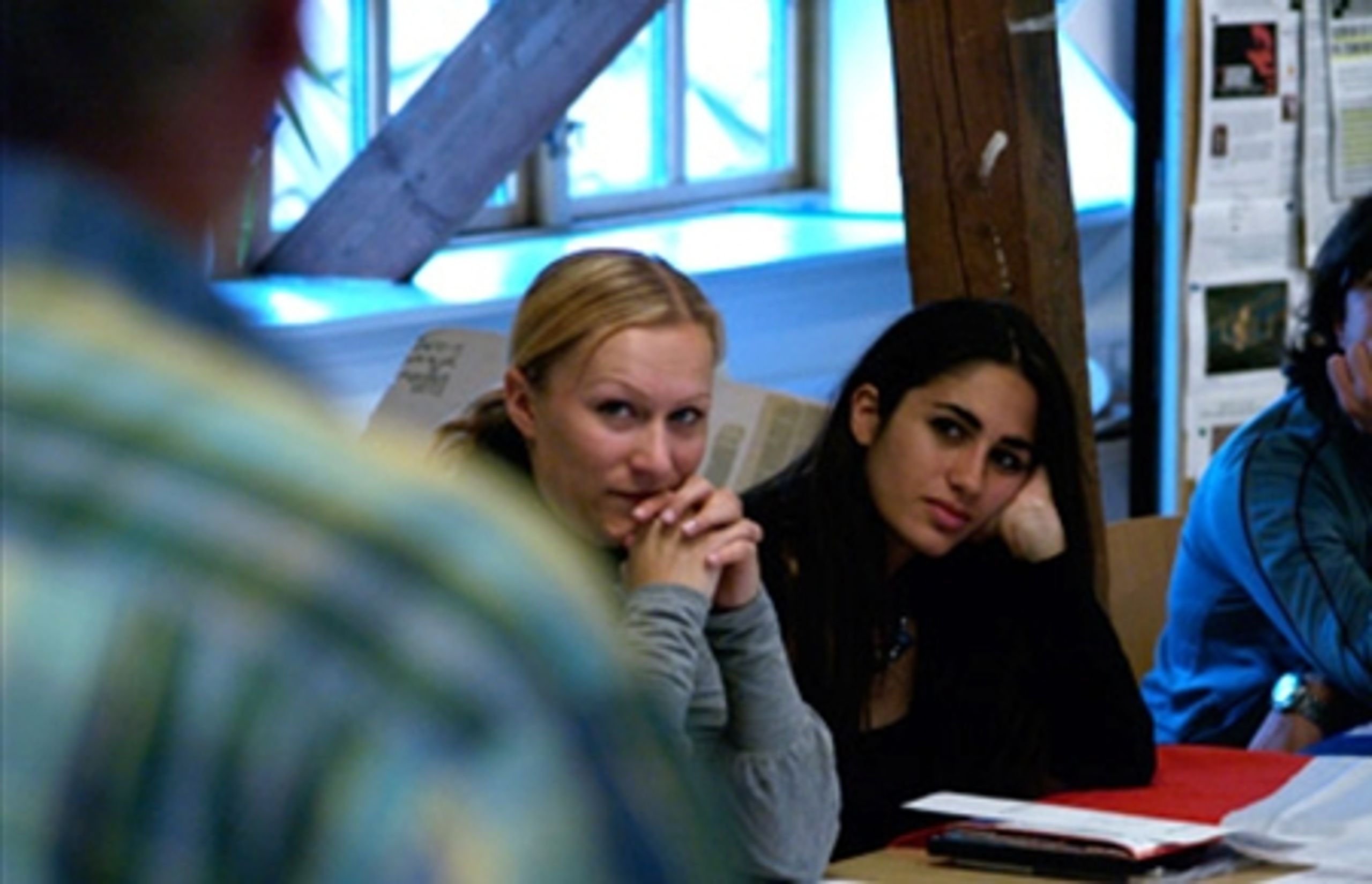 Højskolerne skal fortsat være eksamensfri zone, fastslår Bertel Haarder (V), selv om partifælle mener det modsatte.