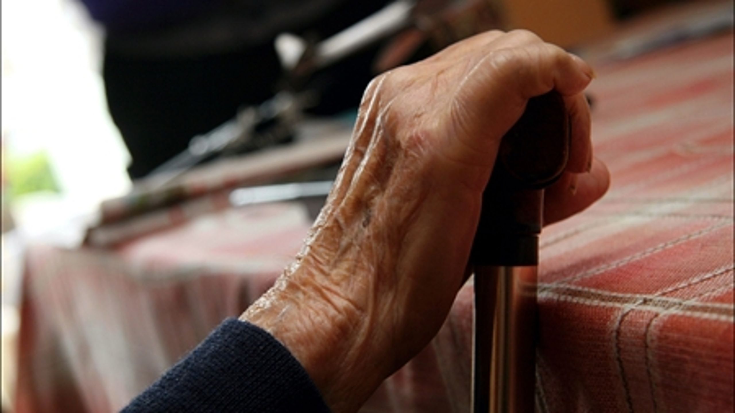 Socialdemokraterne er gået ind i en hård kritik af velfærdsminister Karen Jespersen - hun har ikke gjort nok for at skaffe nye plejeboliger, siger de.