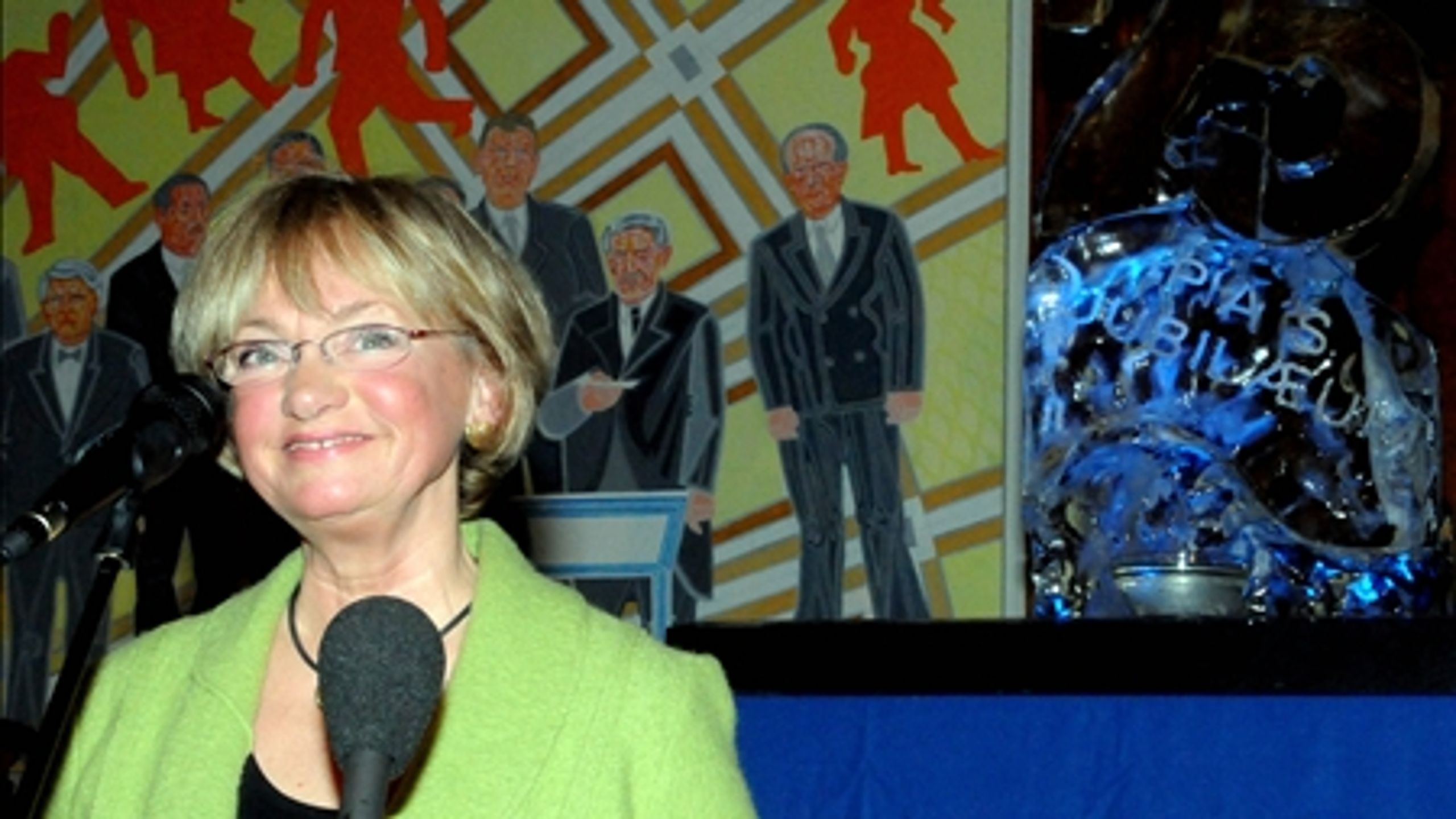 "Du ligger ikke under en dyne af politisk korrekthed. Du evner at tage fat på emner, som interesserer mange borgere - det er vel i grunden dét, politik går ud på," sagde Folketingets formand Thor Pedersen, da Pia Kjærsgaard (DF) fejrede sine første 25 år som folketingsmedlem. 