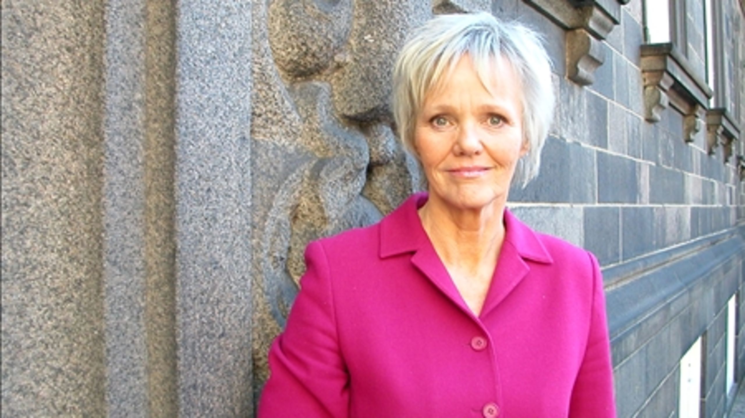 Velfærdsminister Karen Jespersen (V) skal forklare, hvorfor flere og flere bliver sat på gaden. "Vi kan ikke være det bekendt," siger Socialdemokraterne.