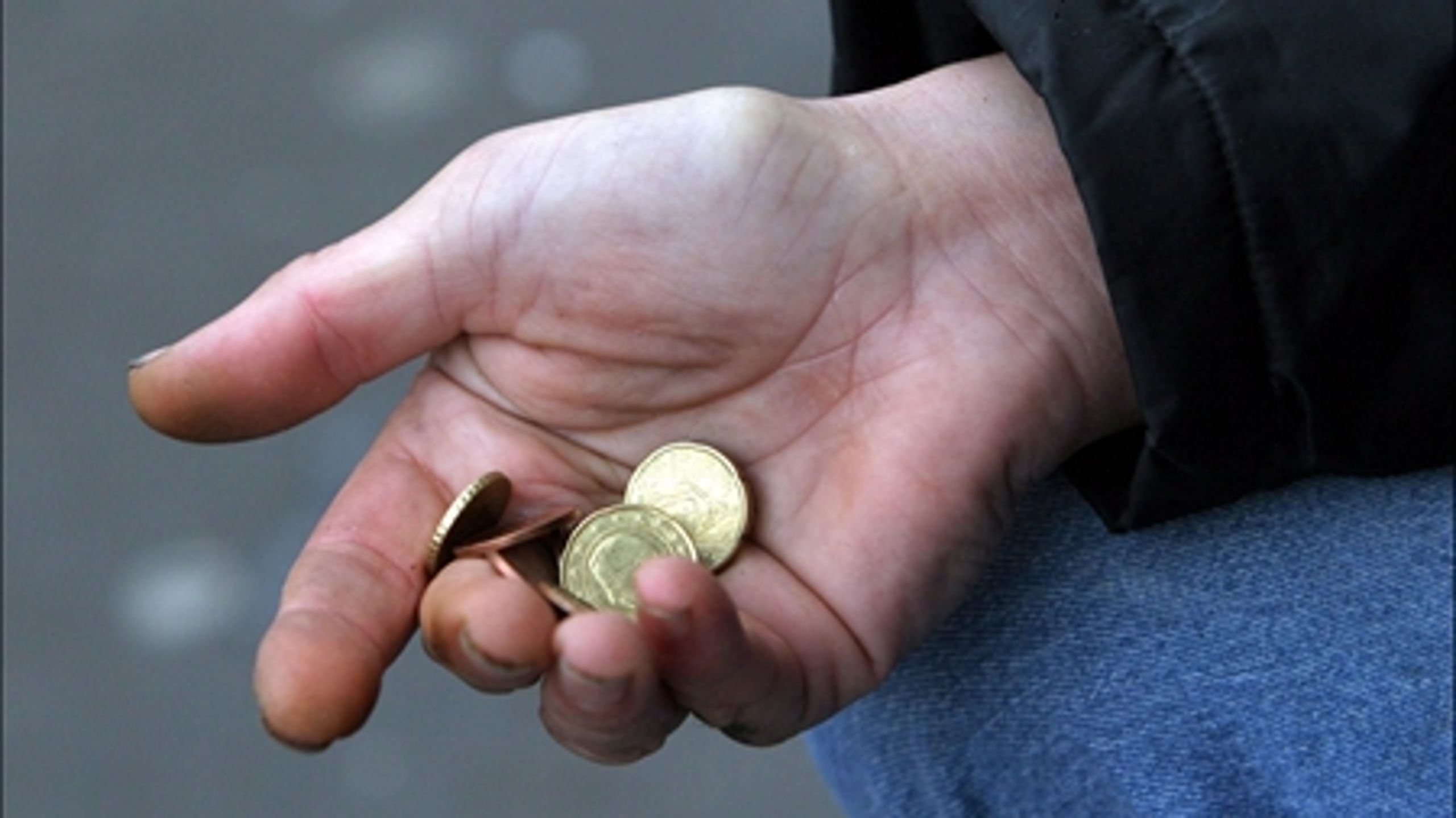 Finanskrisen tvinger flere og flere danskere til at søge gratis gældsrådgivning hos Den Sociale Retshjælp. Men begrænsede ressourcer tvinger dem til at afvise mange - specielt de danskere, der normalt ikke betegnes som socialt belastede.