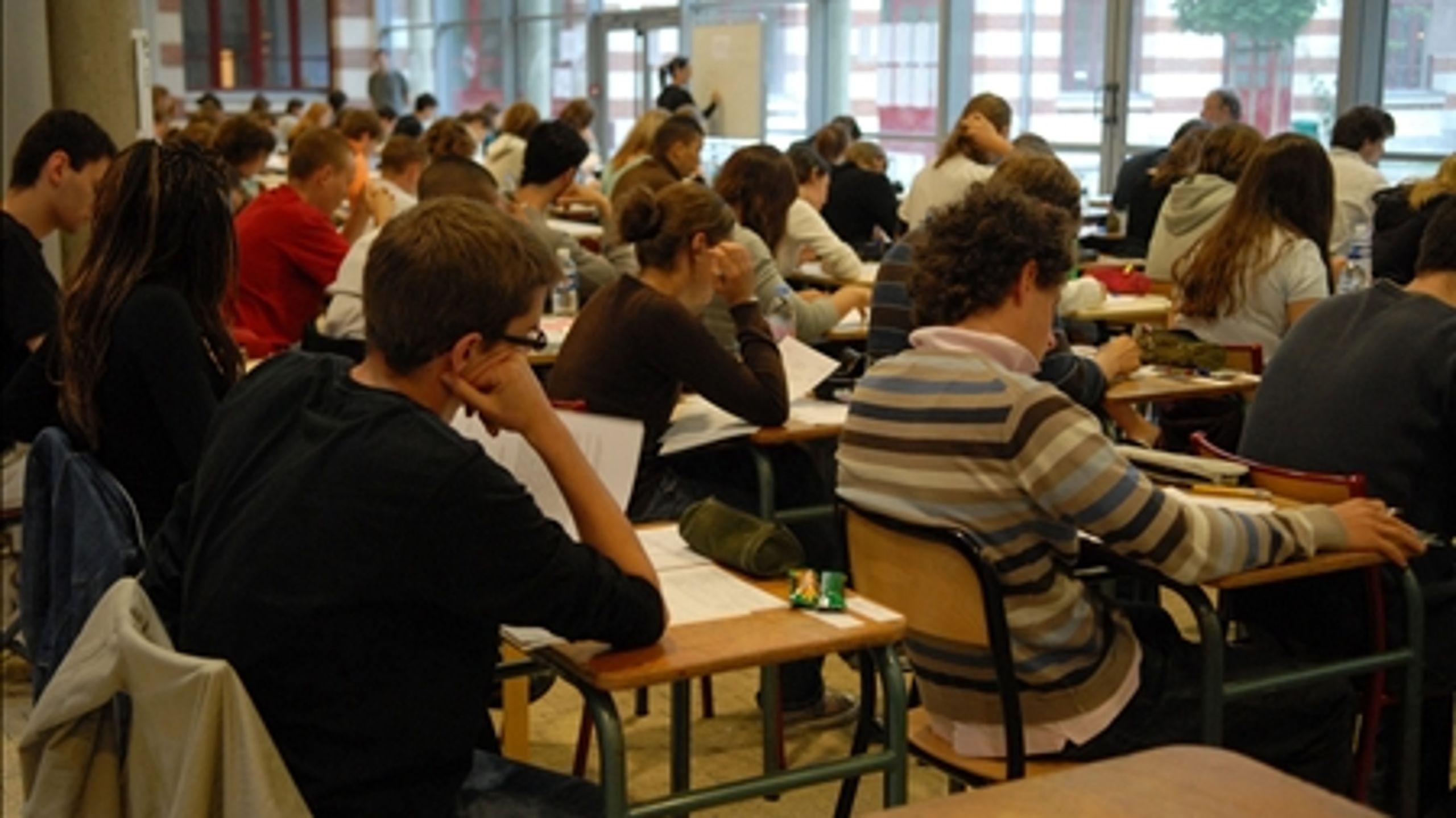 Skattekommissionen vil sænke SU'en til fire år. Men forslaget møder bred politisk modstand. 