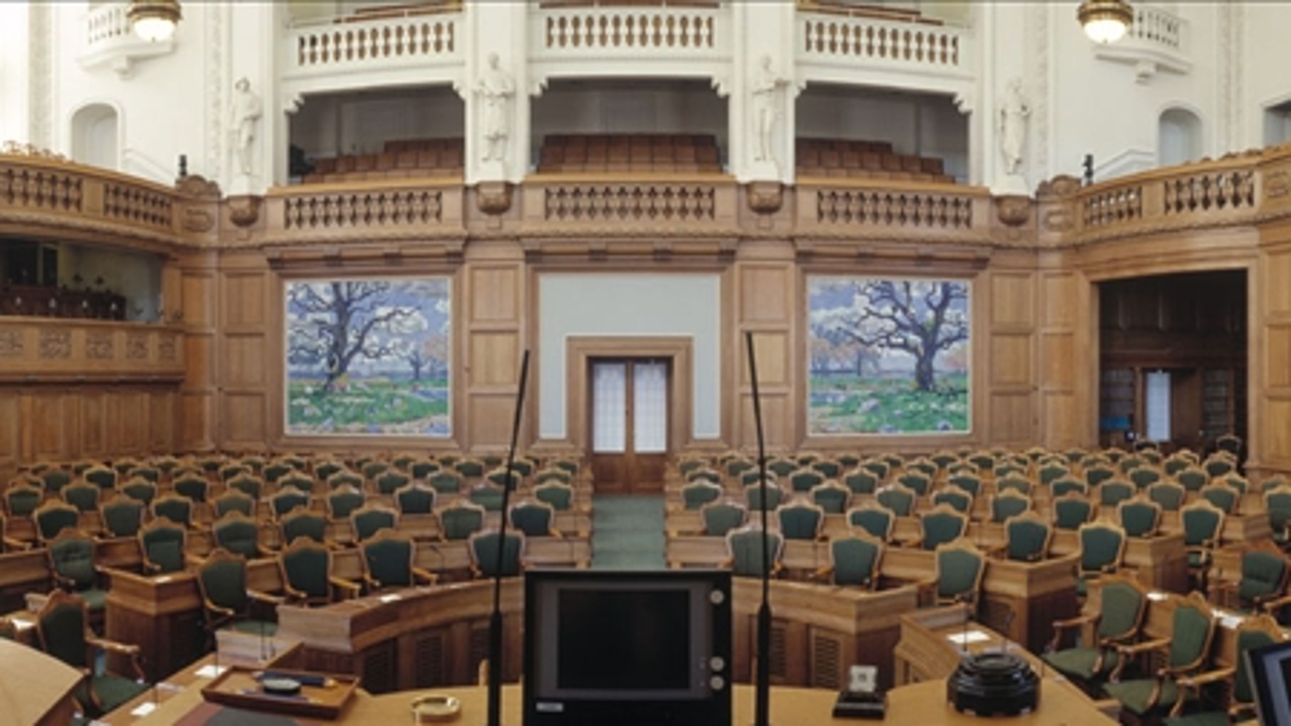 I februars målinger lagde de adspurgte vælgere næsten præcis lige mange lodder i de to blokkes vægtskåle. Tilfældigheder omkring Enhedslisten samt de nordatlantiske mandater kan afgøre navnet på Danmarks næste statsminister.