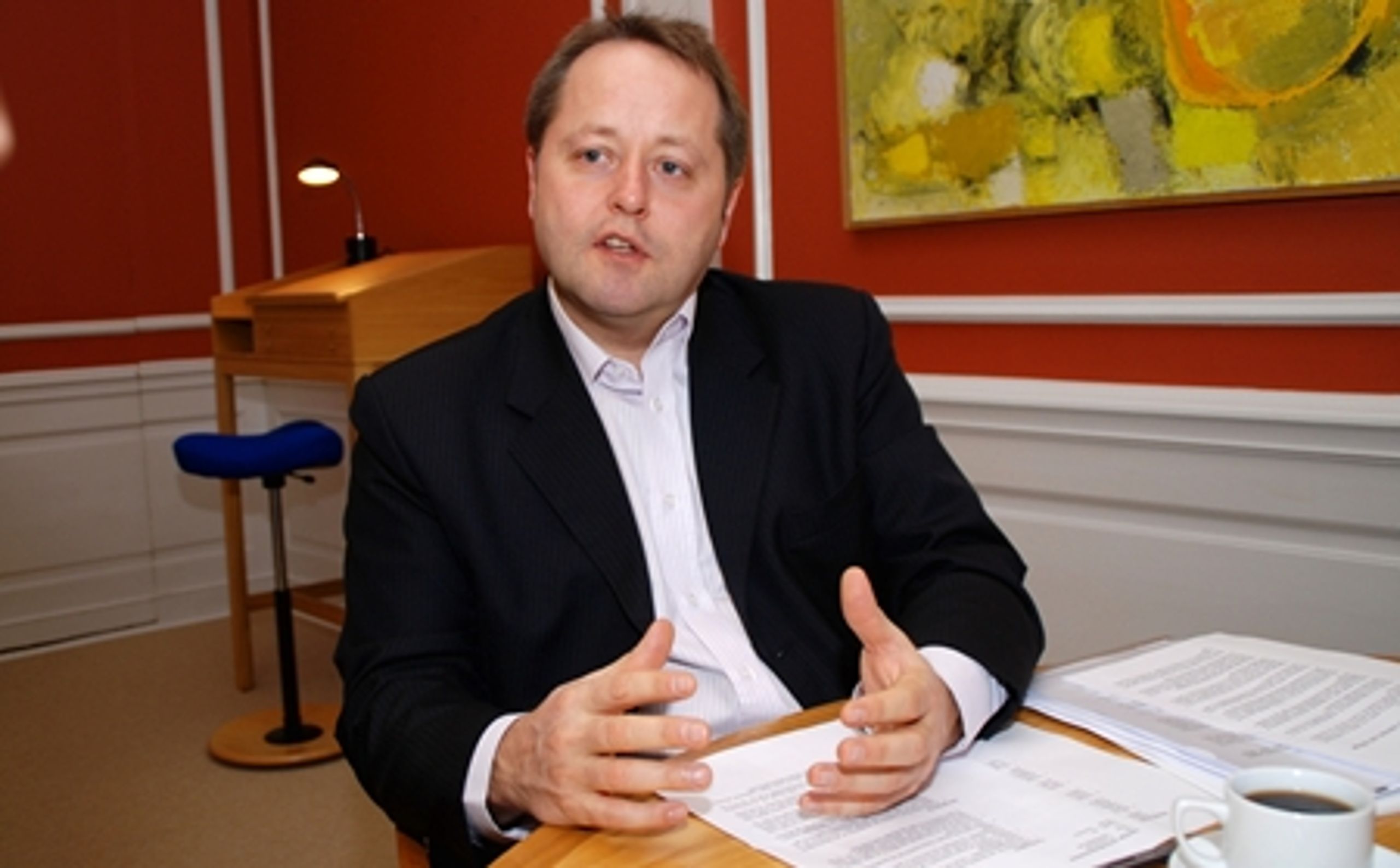 Regionerne reklamerer selv med, at de har sparet 200 mio. kr. på at sende behandlingerne i udbud, siger sundhedsministeren.