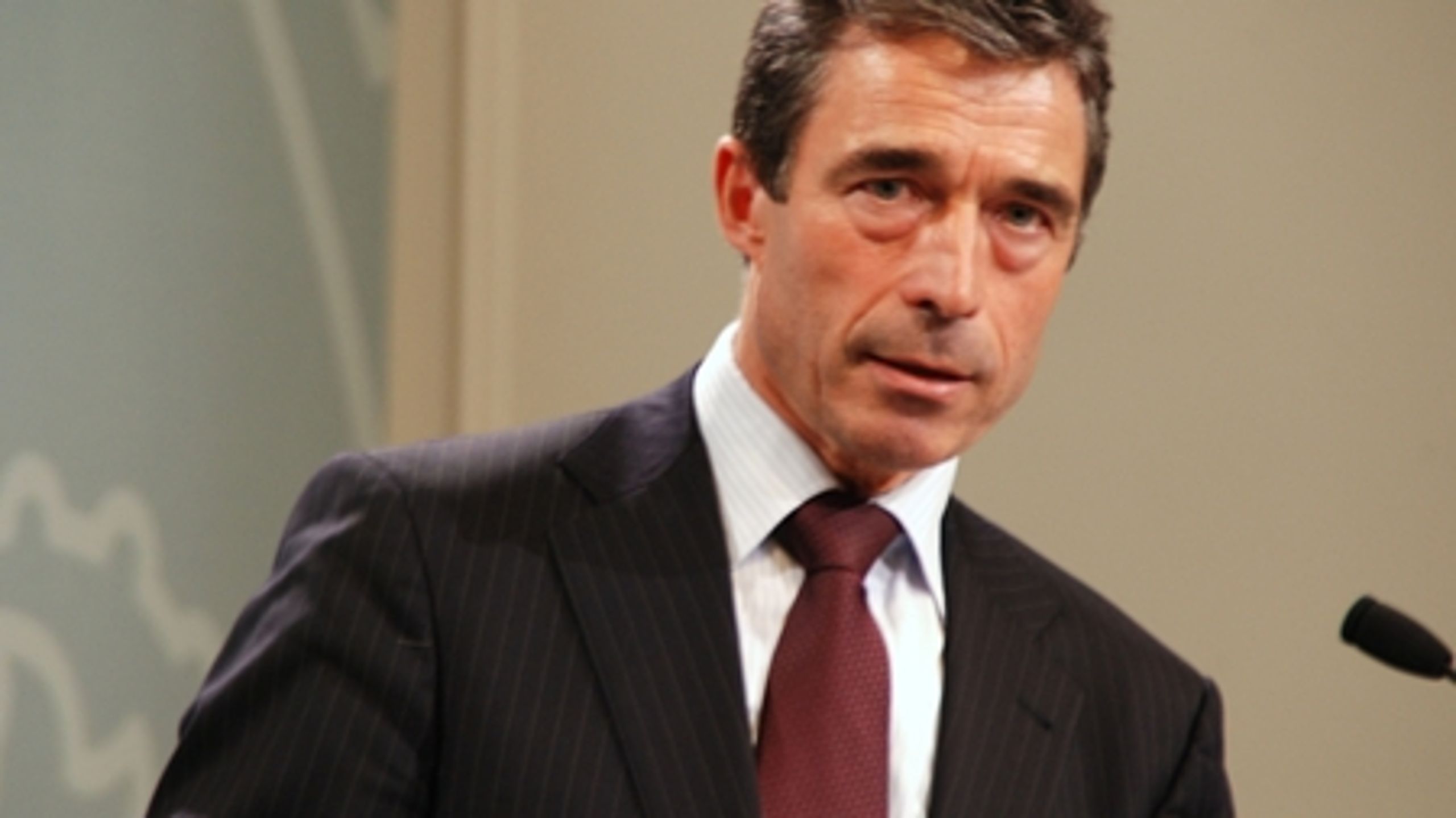 Kun hver 10. artikel i de landsdækkende danske dagblade om Foghs afgang har haft navngivne eller anonyme kilder med særlig indsigt i processen, viser Infomedia-analyse. 