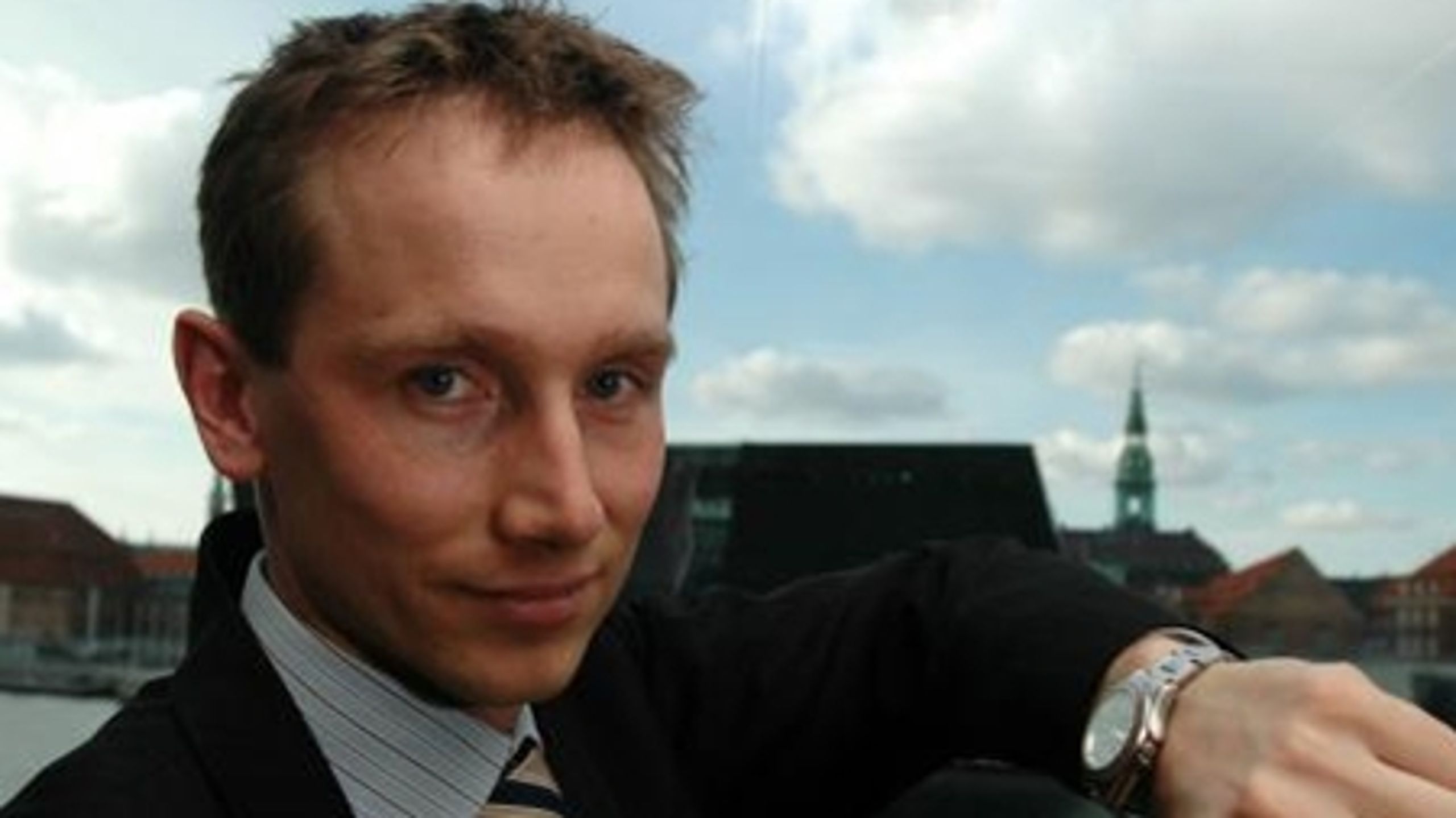 Skatteminister Kristian Jensen (V) beskyldes for at være på kant med grundloven ved at administrere efter en lov, der ikke er vedtaget af Folketinget.