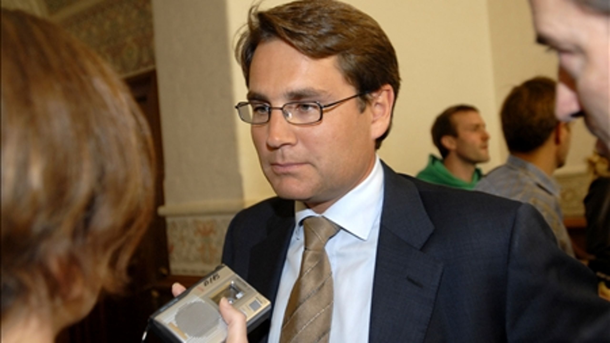 Justitsminister Brian Mikkelsen kom på bølgelængde med sine konservative vælgere, da han tilsluttede sig minimusstraffe for at have ulovlige skydevåben på offentlige steder.