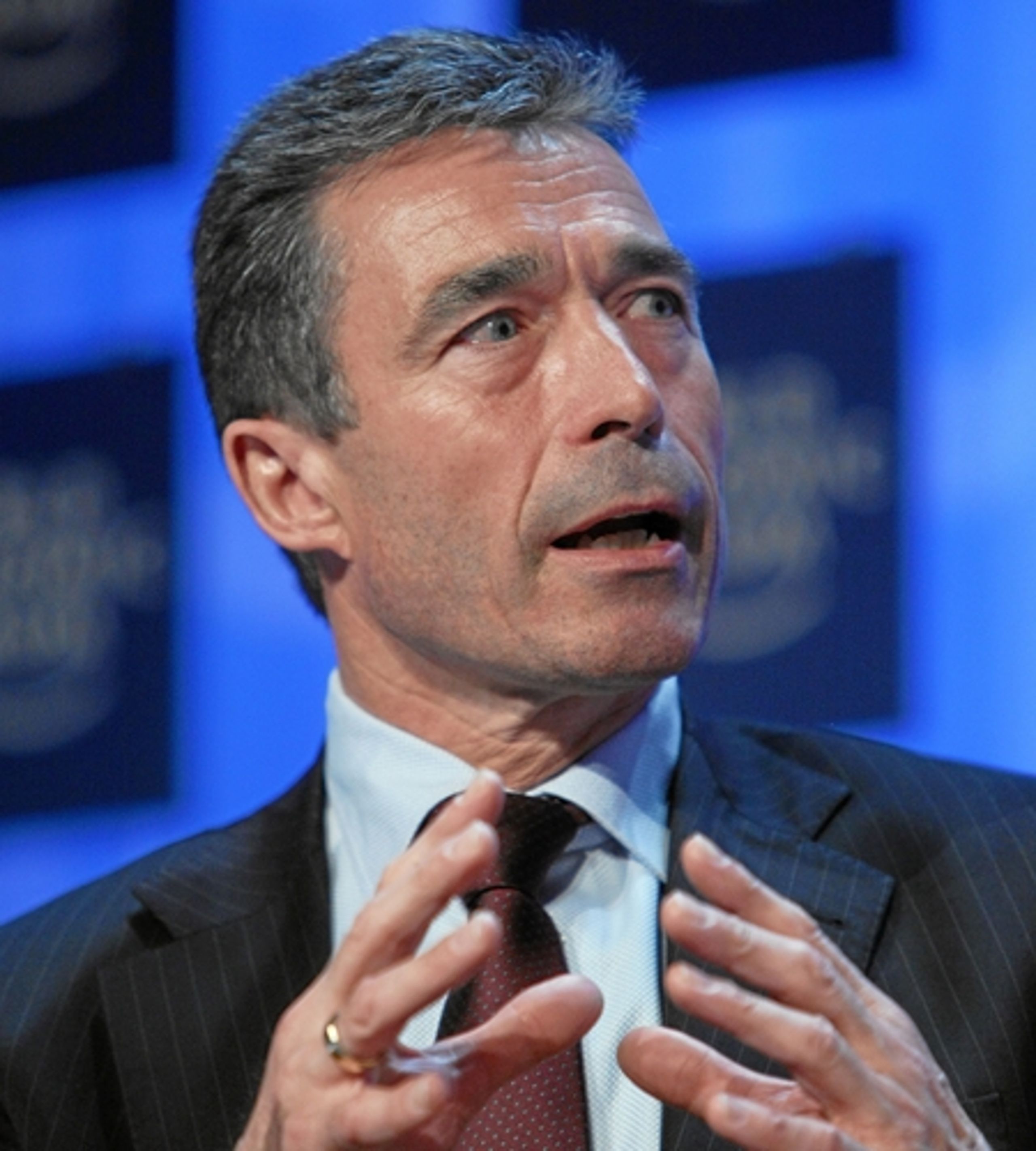 Anders Fogh vil blive husket som en benhård strateg, der har sat helt nye standarder, hvad angår blokpolitik og aktivistisk udenrigspolitik. Det mener Henrik Sass Larsen (S) og Villy Søvndal (SF).