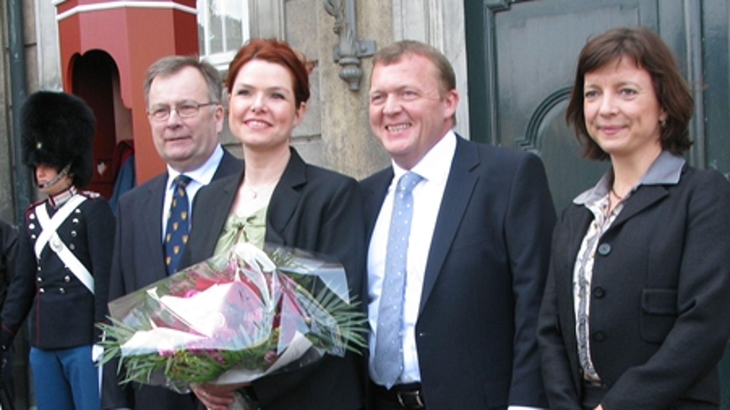 Der var brede smil på læberne, da Løkke Rasmussen præsenterede sit nye ministerhold på Amalienborg Slotsplads.
