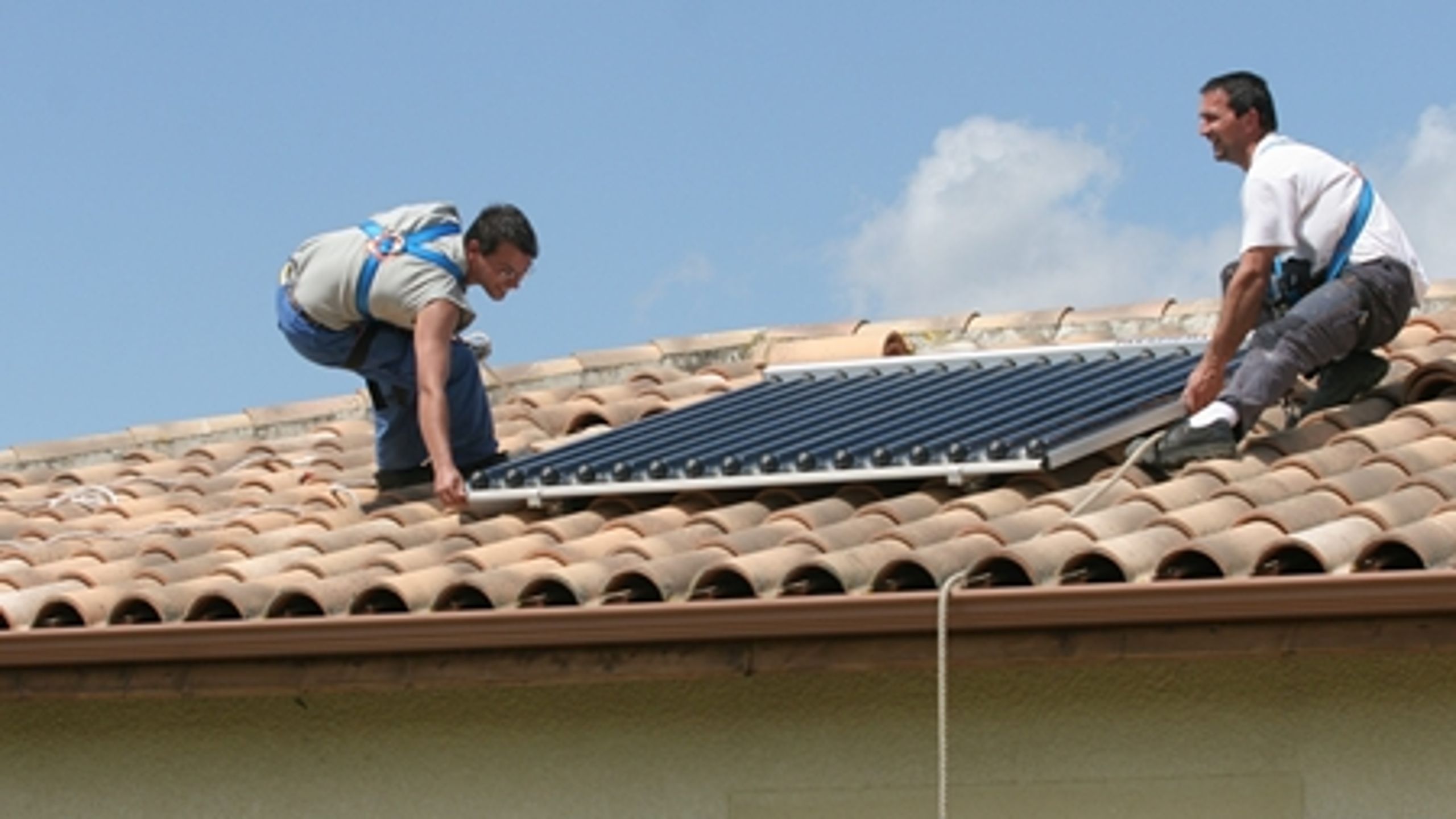 Regeringen lægger op til skrappere energikrav til nye boliger. En solfanger kan blive løsningen for meget nyt byggeri.