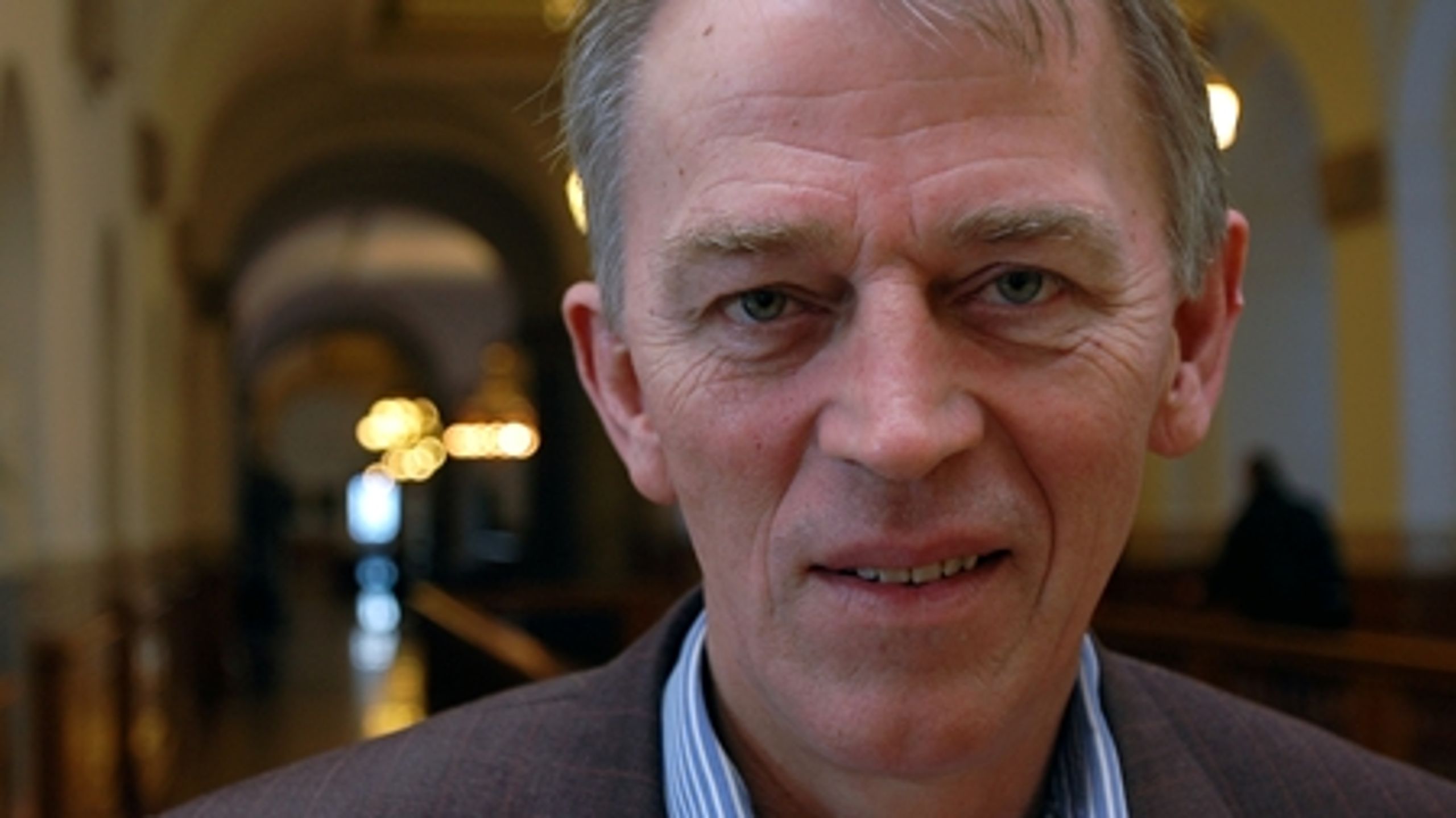 Karzai er ganske vist demokratisk valgt, men han er alligevel en skurk, der præsiderer over et styre, der er korrupt, siger Villy Søvndal til Altinget.dk.