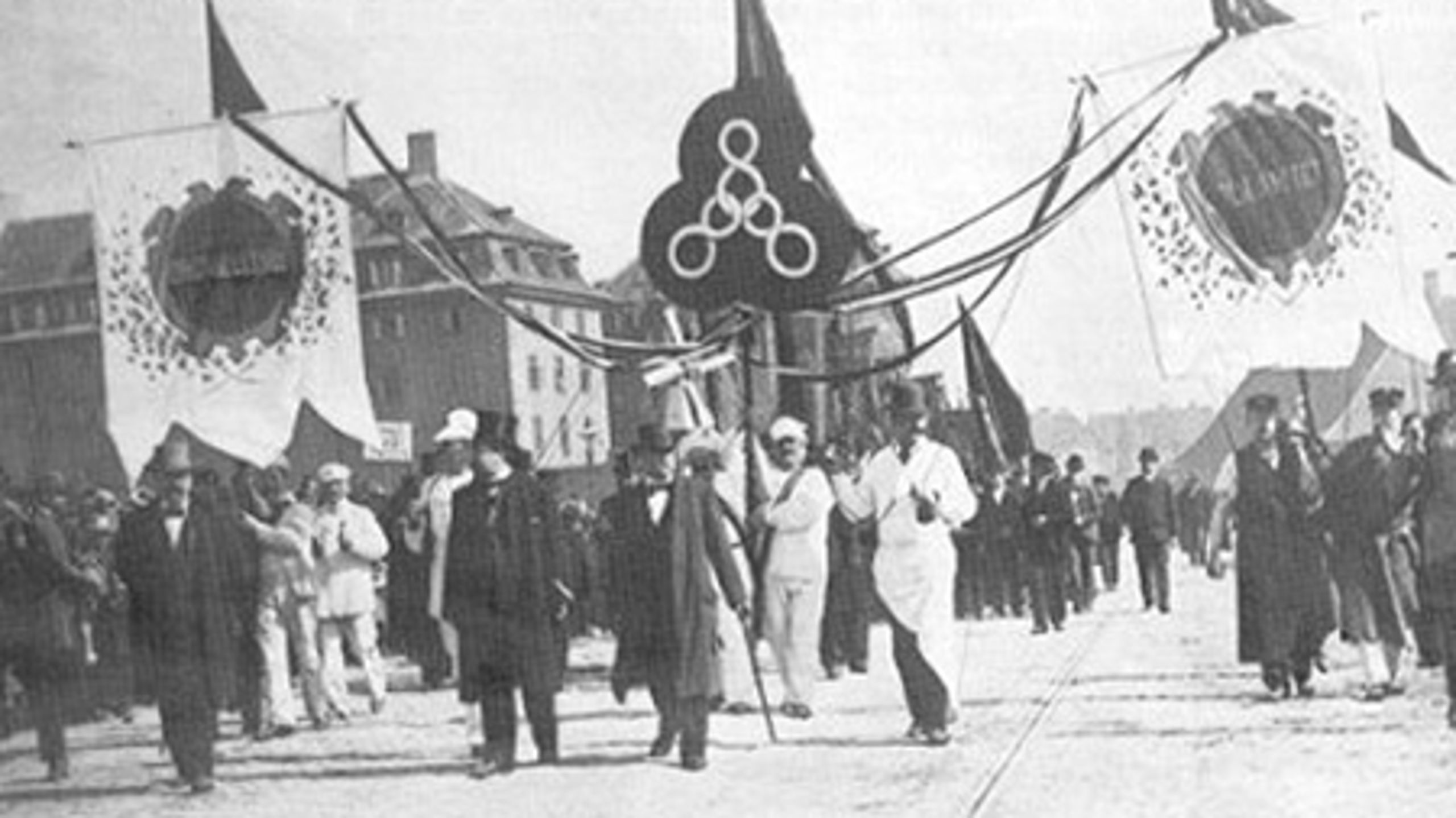 1. maj demonstration i 1900. De tre otte-taller symboliserer kampen for otte timers arbejde, fritid og hvile.