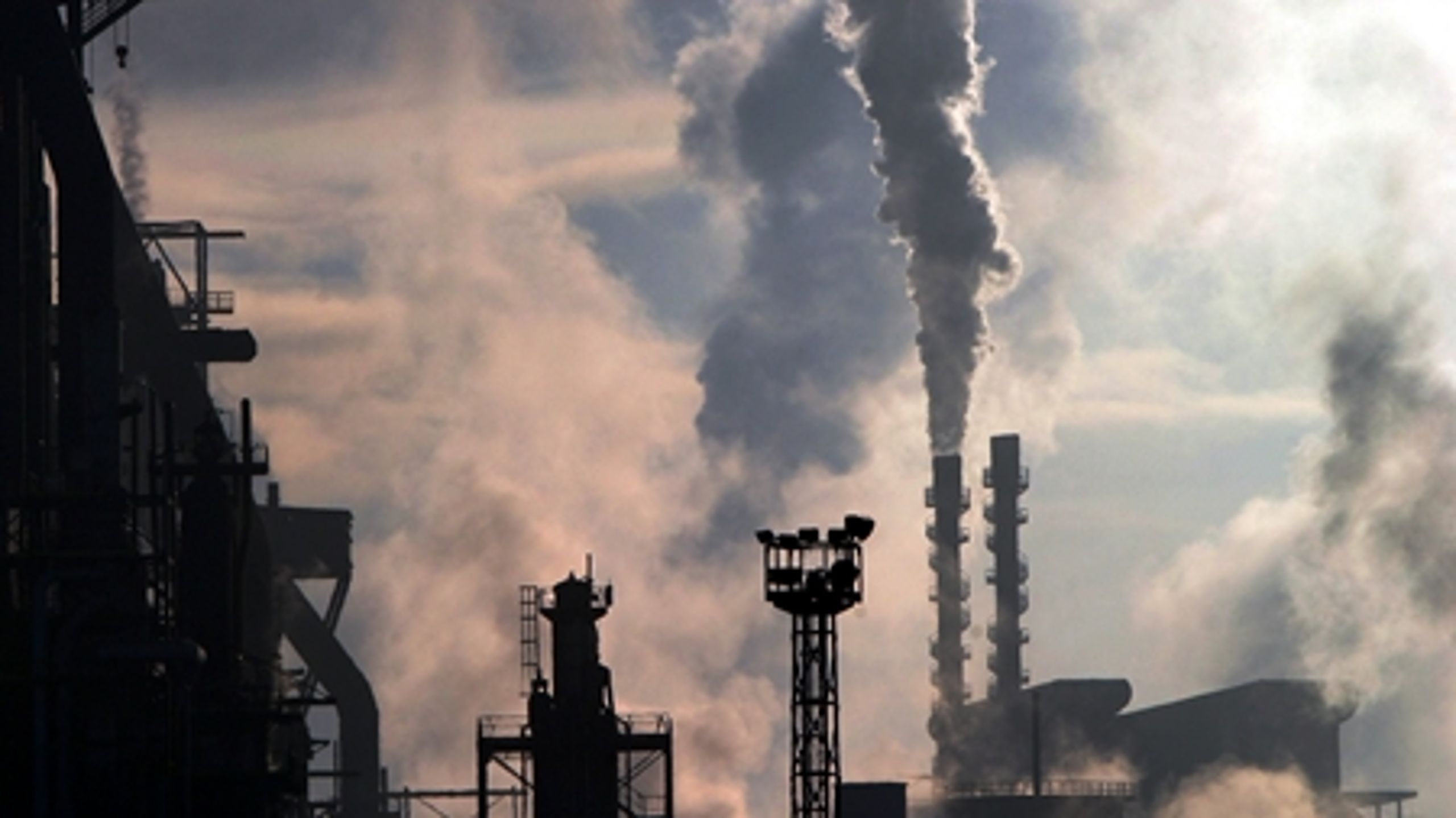 Danmark kan måske ikke nå 2020-reduktionsmålene for CO2. En mulig løsning kan blive at købe udledningsrettigheder i udlandet, siger regeringen nu.