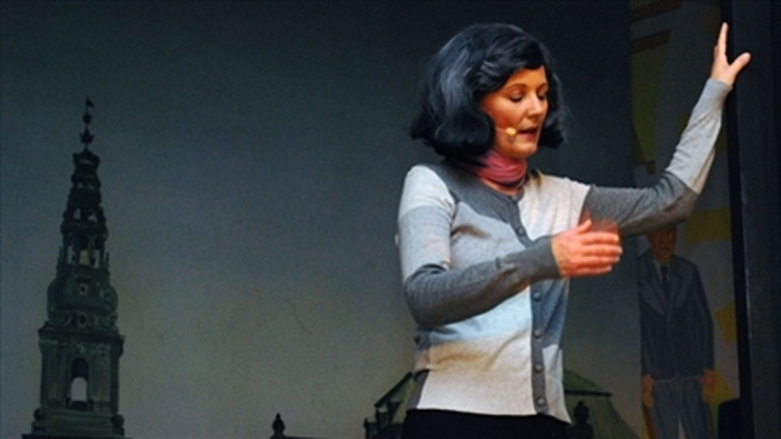 Anne Birgitte Lindholm, der her ses som en ensom Margrethe Vestager i Christiansborgrevyen 2008,  stopper som vicedirektør i Folketinget 1. november 2009.