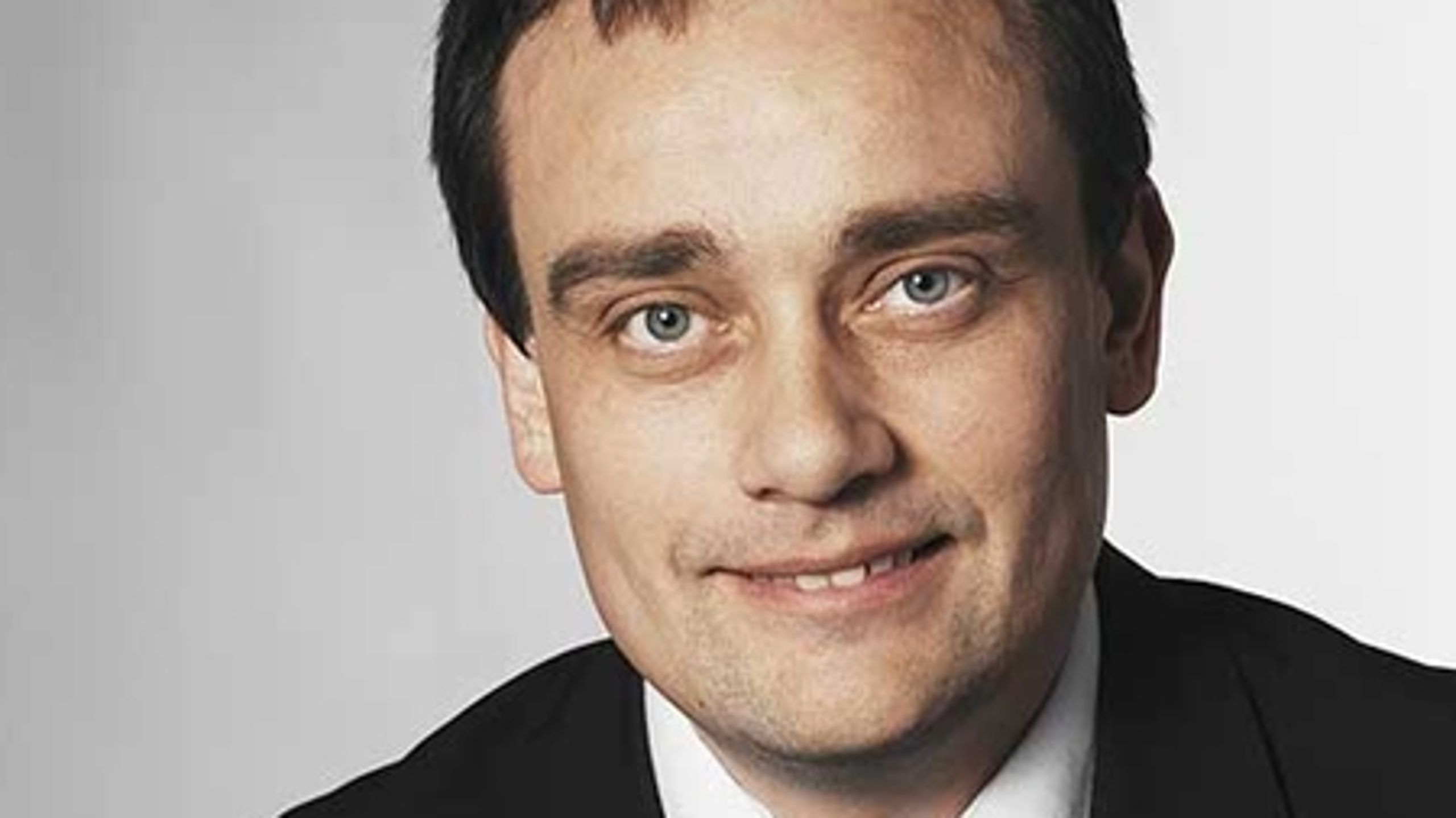 Fødevareordfører Jørn Dohrmann (DF) afventer nu industriens bud på, hvordan man kan justere GDA-portionerne. Morten Messerschmidt, EP-spidskandidat, afventer ikke noget - han siger klart nej til et mærke, som ikke måles per 100 gram. 