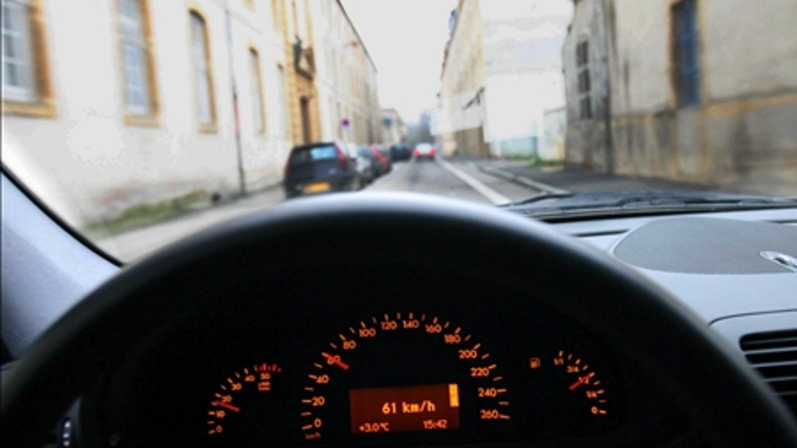 Venstre og Konservative vil ikke gøre stærekasserne permanente, før forsøgsordningen er bragt til ende. Imens mister vi liv, raser Socialdemokraterne