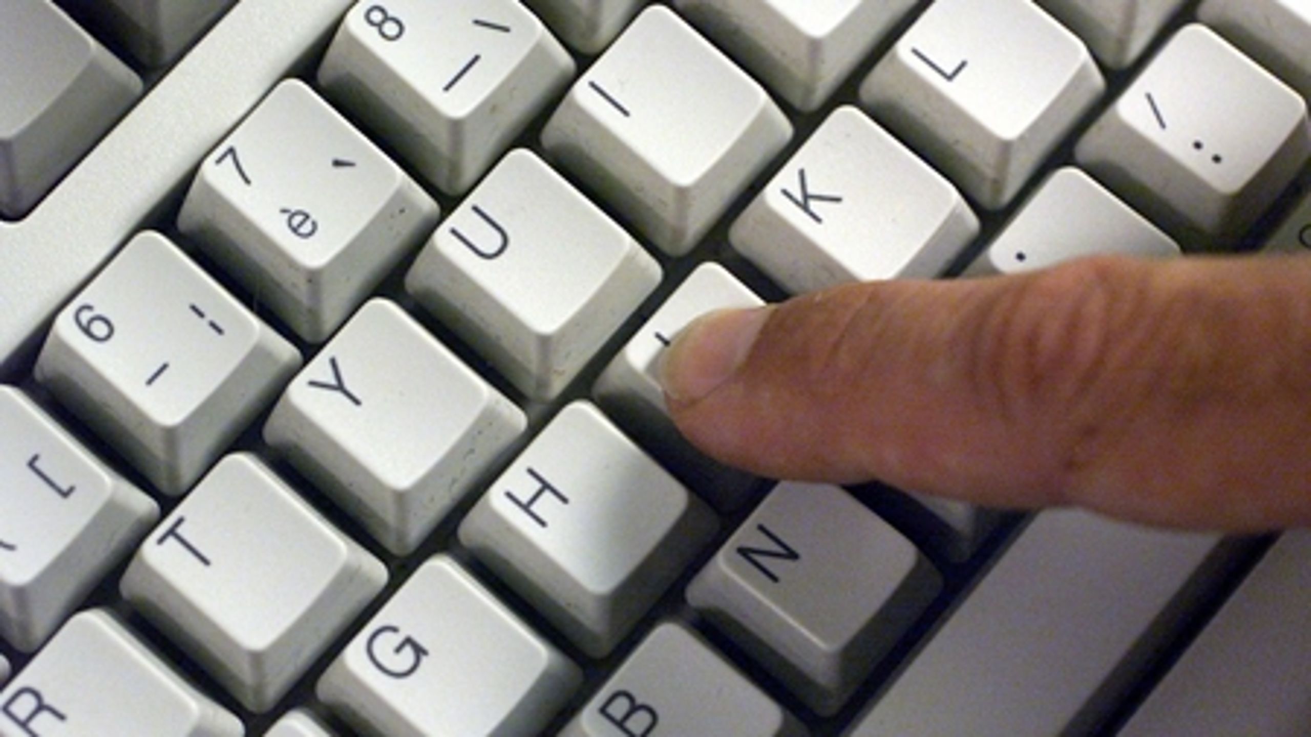 DSB skal tilbyde gratis internet i alle tog. Det mener et politisk flertal, der vil tage det op under trafikforhandlingerne til efteråret.