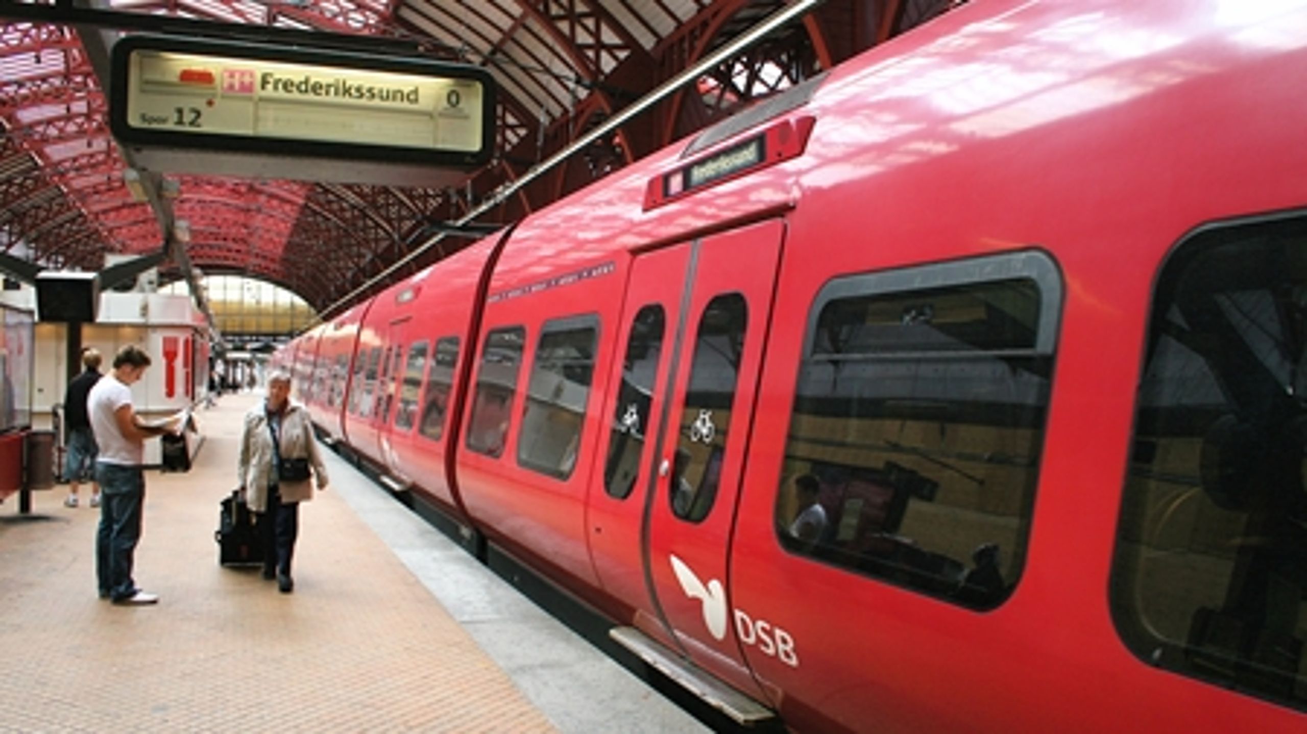 Fra sommeren af er der gratis, reklamefinansieret internet i alle S-toge. Nu kræver politikerne af DSB, at det skal udbydes i alle tog, og DSB er positive over for ideen.