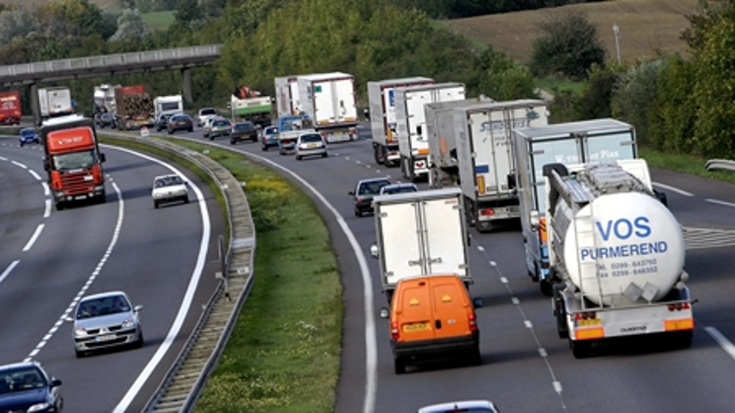 Ny samlet rapport fra EU-Kommissionen slår fast, at de store vogntog er gode for både økonomien og miljøet i EU. Men jernbanen er ikke enig