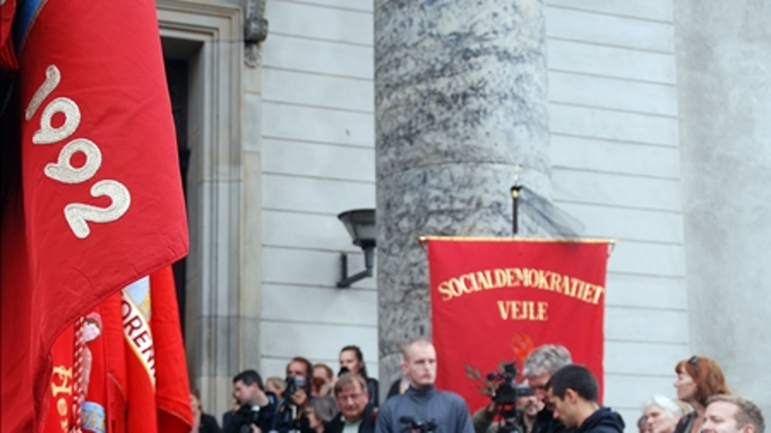 De røde faner foran Christiansborg Slotskirke mindede alle om, hvad der skete med Svend Auken i Vejle i 1992.