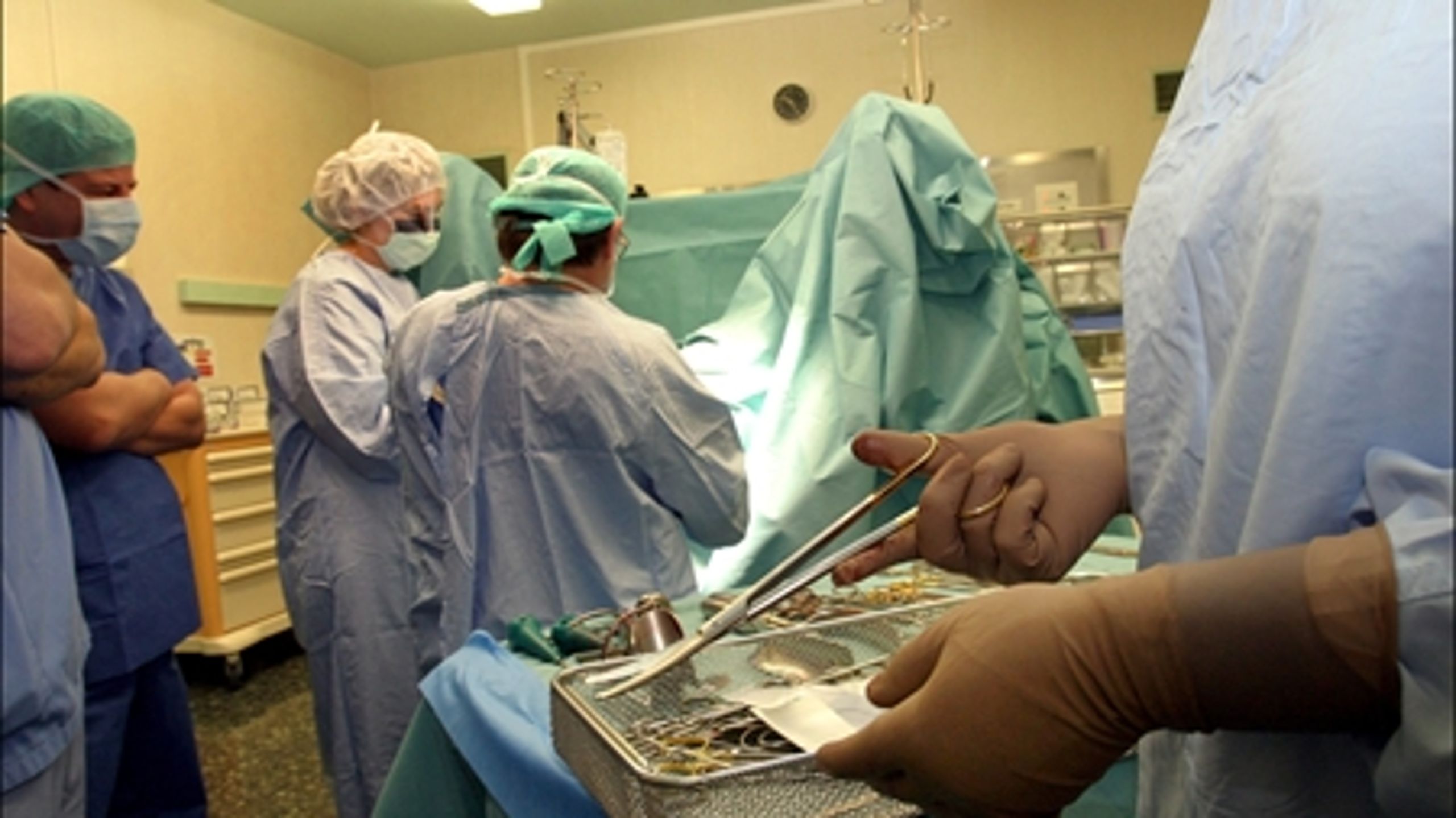 Dansk Folkeparti taler modsat regeringen om at øge investeringerne i nye sygehuse for at bekæmpe den økonomiske krise.