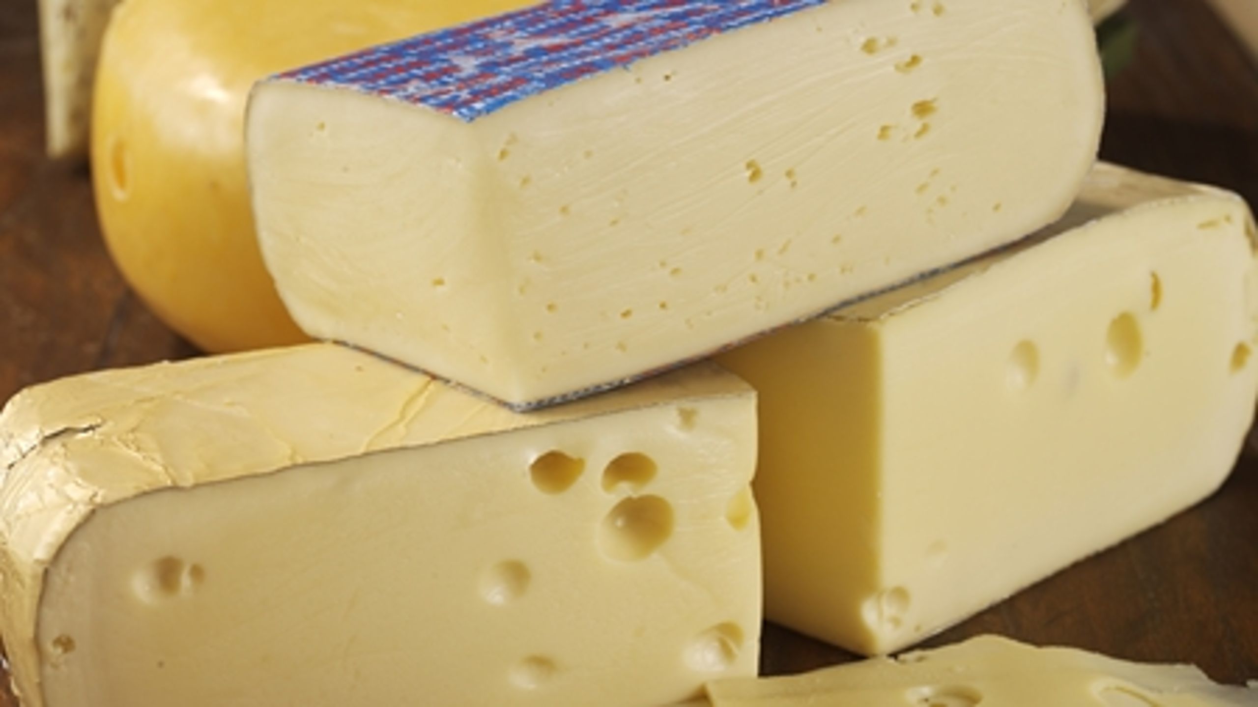 S og SF vil fordoble regeringens kommende fedtafgift, så den havner på 50 kroner per kilo mættet fedt. Det møder bred kritik.