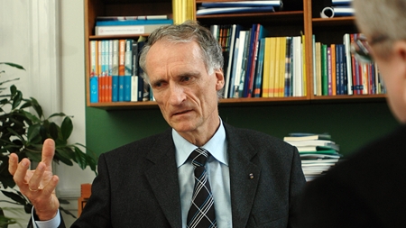 Haarder populær som sundhedsminister