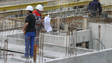 Ellemann forsvarer PCB-handlingsplan