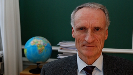 Haarder: Der er brug for armslængde